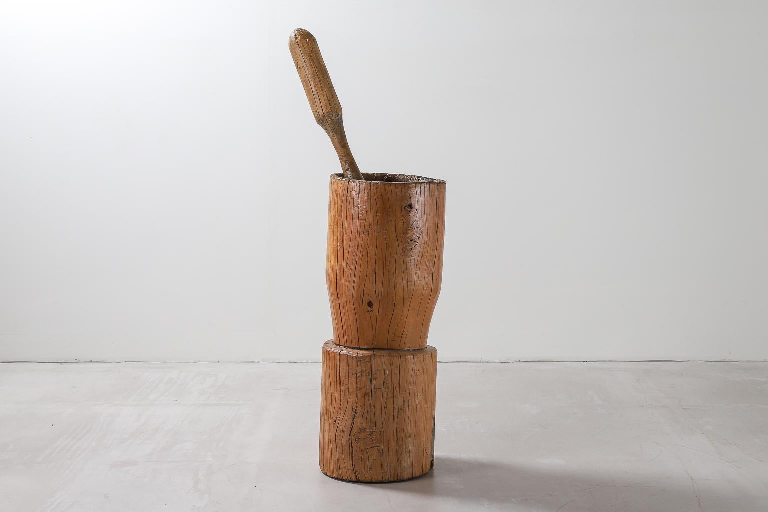 Grande mortaio e pestello della fine del XIX secolo o dell'inizio del XX, ricavato da un unico pezzo di legno. Questo oggetto veniva utilizzato per macinare cereali, grano e semi di canapa. 


Misure: D 29 cm x H 75 cm, H 115 cm (compreso il