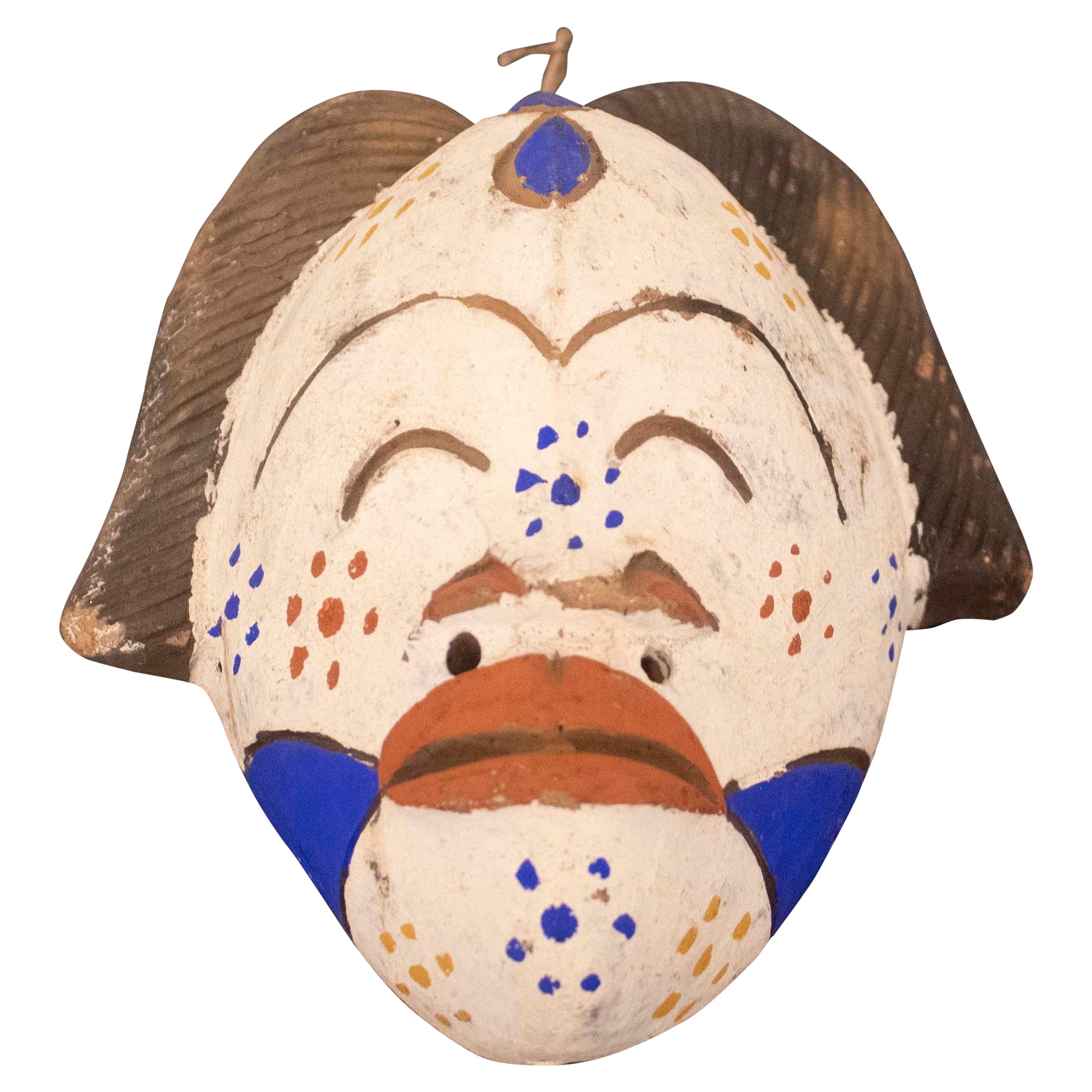 Afrikanische polychrome weiße Wandskulptur mit orangefarbener Lippenmaske, antik im Angebot