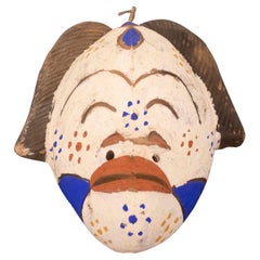 Afrikanische polychrome weiße Wandskulptur mit orangefarbener Lippenmaske, antik
