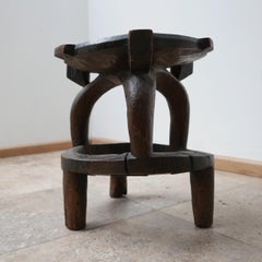 Afrikanischer handgeschnitzter Beistelltisch oder Pflanzenständer