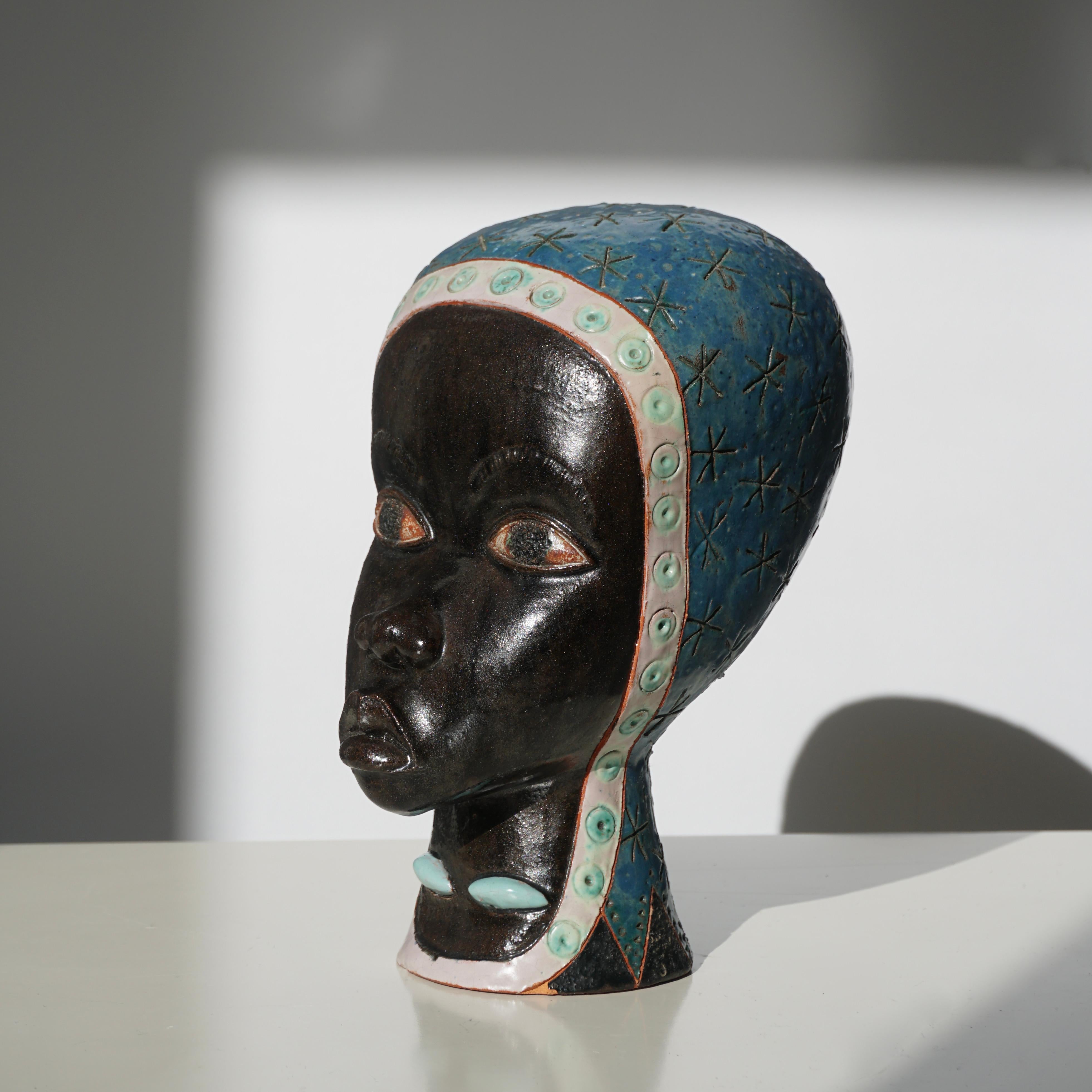 Sculpture en terre cuite d'une femme africaine 
