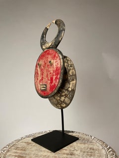 Masque tribal africain rouge et noir de style Goli, monté sur une base personnalisée