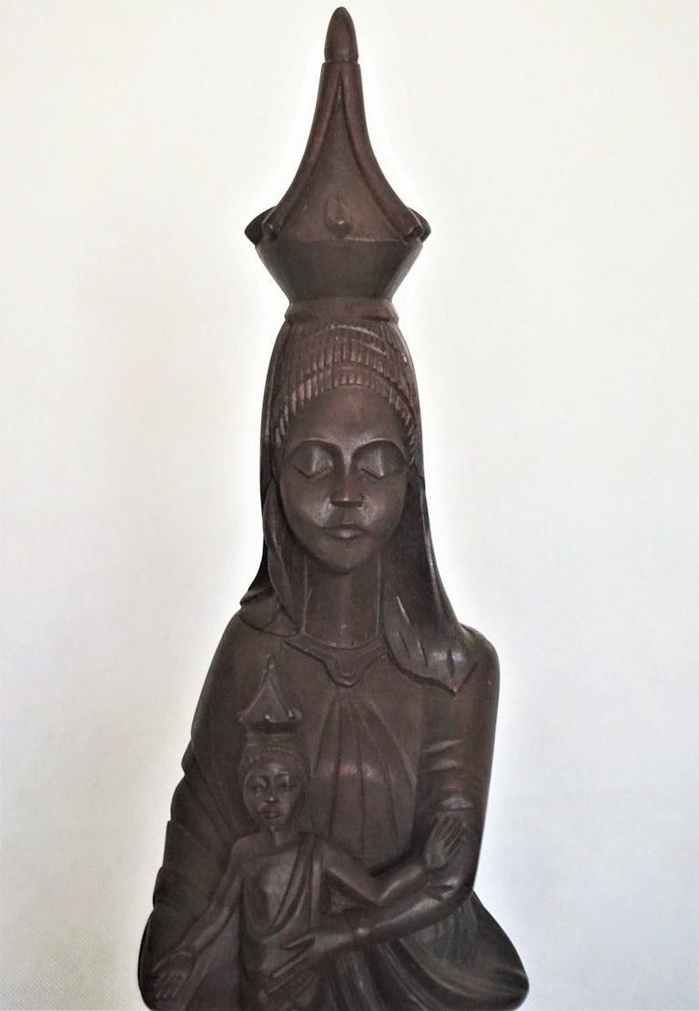 Afrikanische handgeschnitzte Skulptur der Heiligen Maria, die Baby Jesus hält, aus Rosenholz (Handgeschnitzt) im Angebot