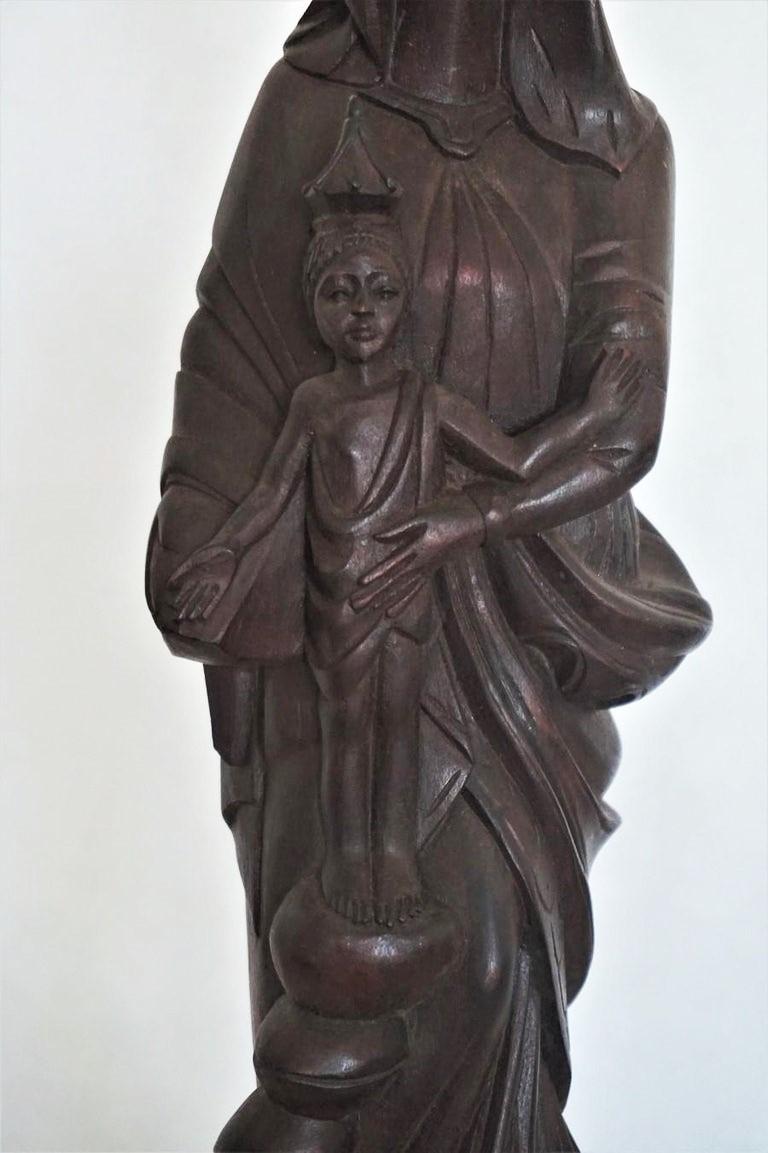 Afrikanische handgeschnitzte Skulptur der Heiligen Maria, die Baby Jesus hält, aus Rosenholz (20. Jahrhundert) im Angebot