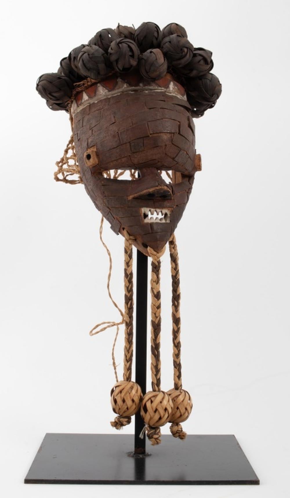 Masque-casque africain Salampasu, en bois sculpté, cuivre et raphia, accompagné d'un support en métal. Masque : 25