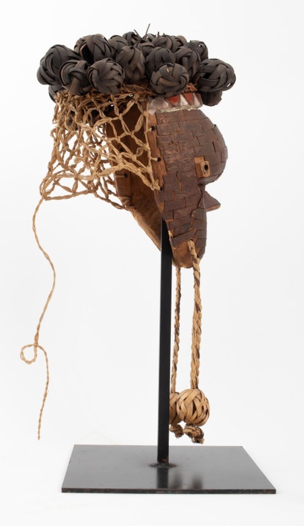 Congolais Masque de casque africain de Salampasu en vente