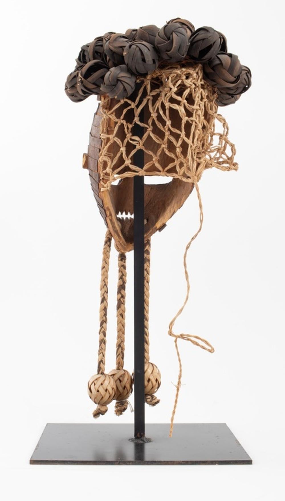 Masque de casque africain de Salampasu État moyen - En vente à Astoria, NY