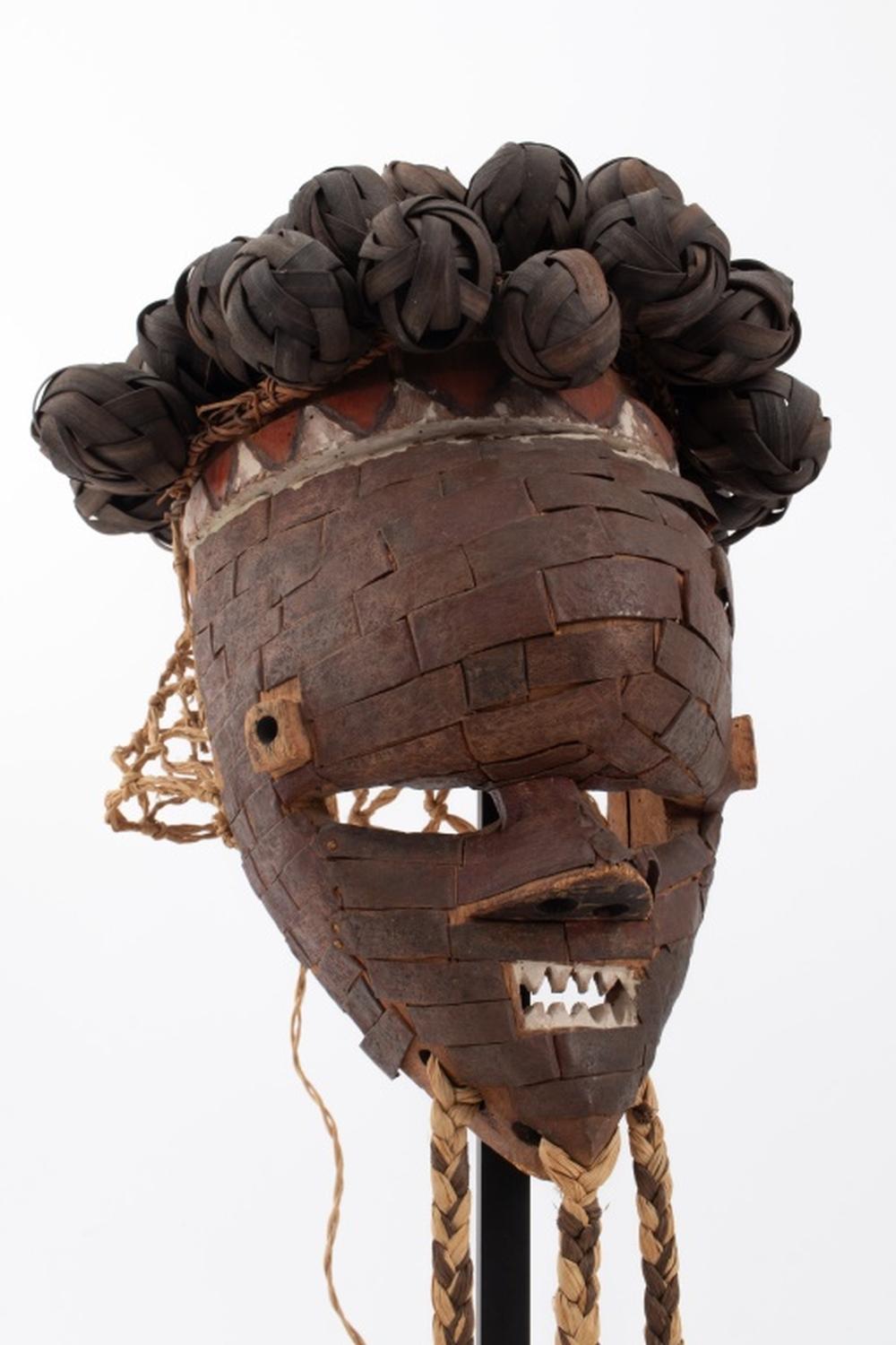 Cuivre Masque de casque africain de Salampasu en vente