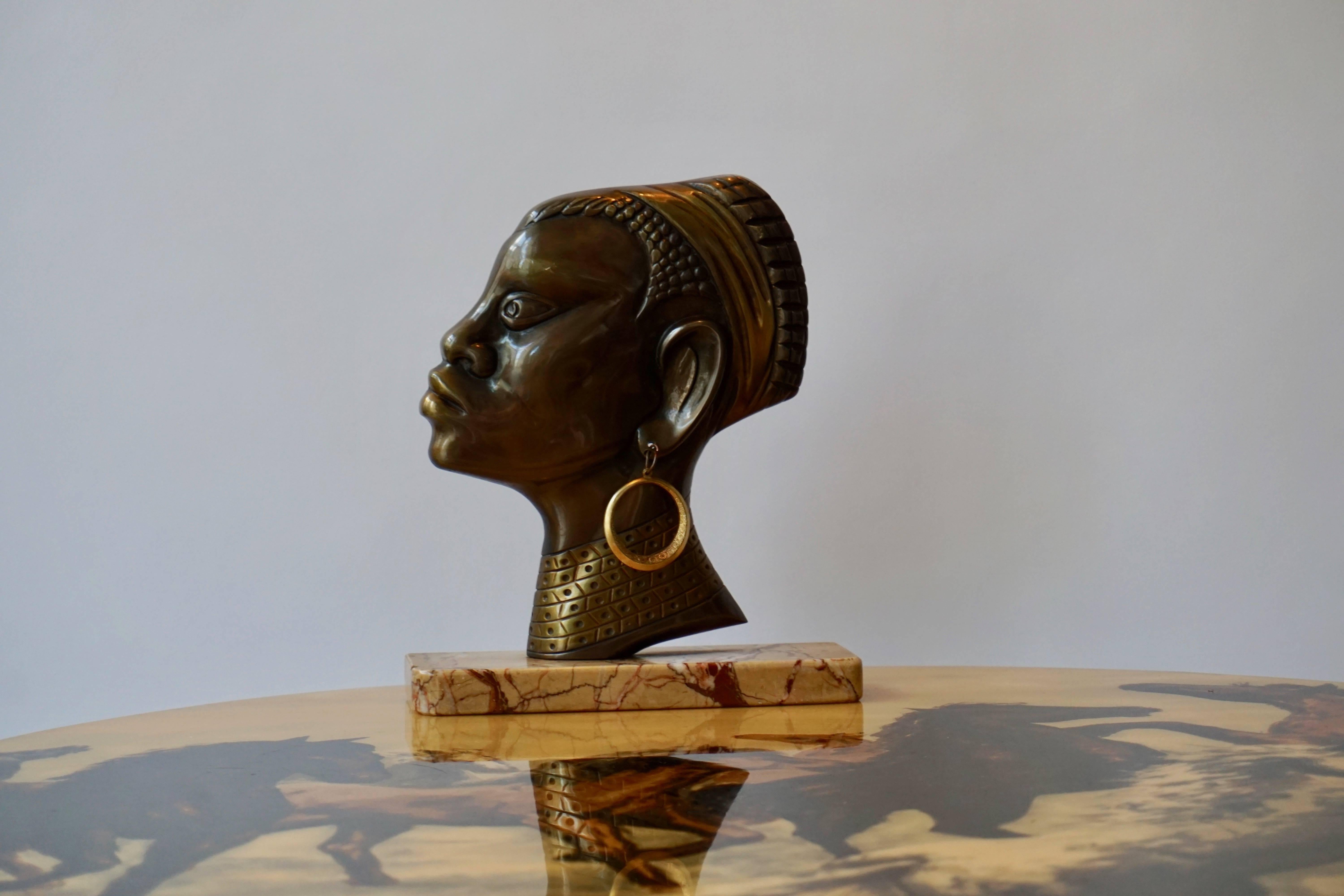 African sculpture on marble base.
Measures: Height 25 cm.
Width 20 cm.
Depth 7 cm.