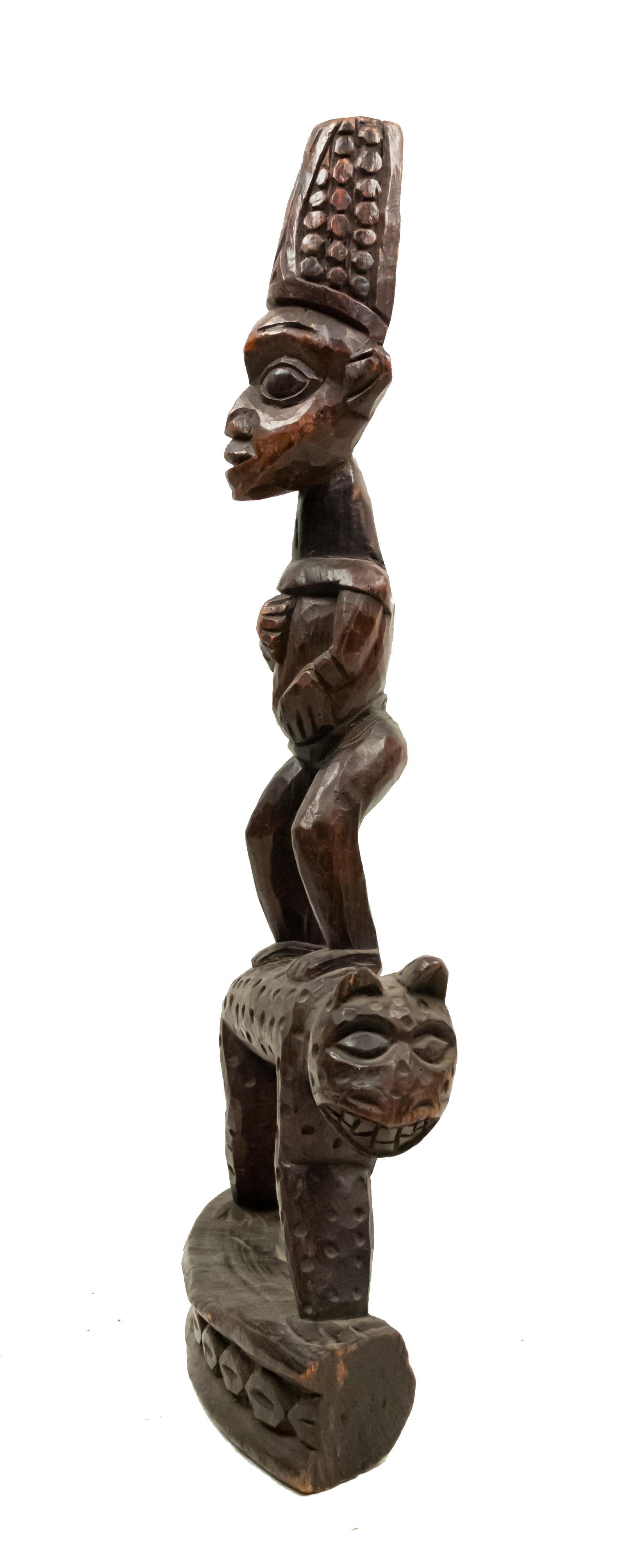 Africano Scultura africana di una figura in piedi su un leopardo in vendita
