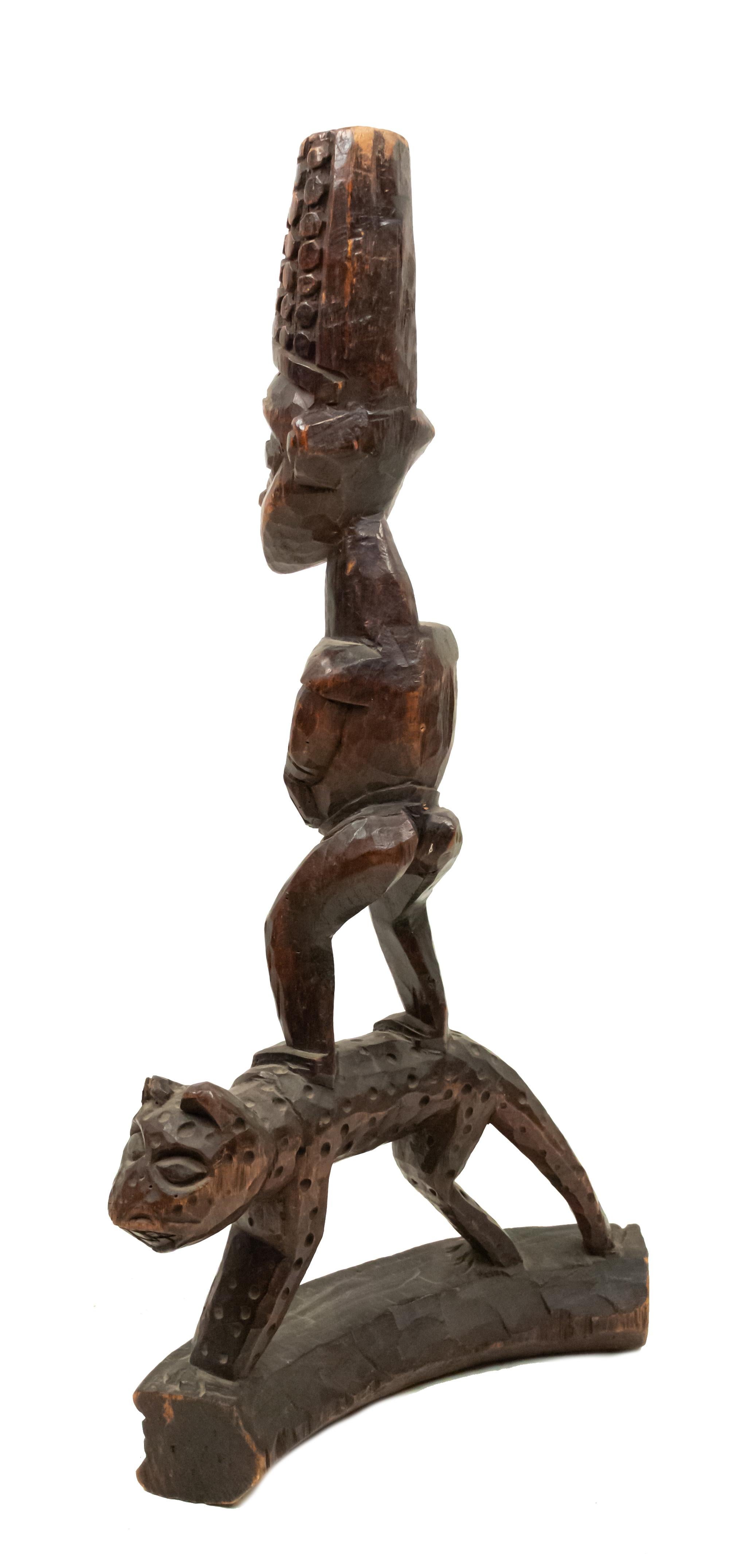 Bois Sculpture africaine d'une figure debout sur un léopard en vente