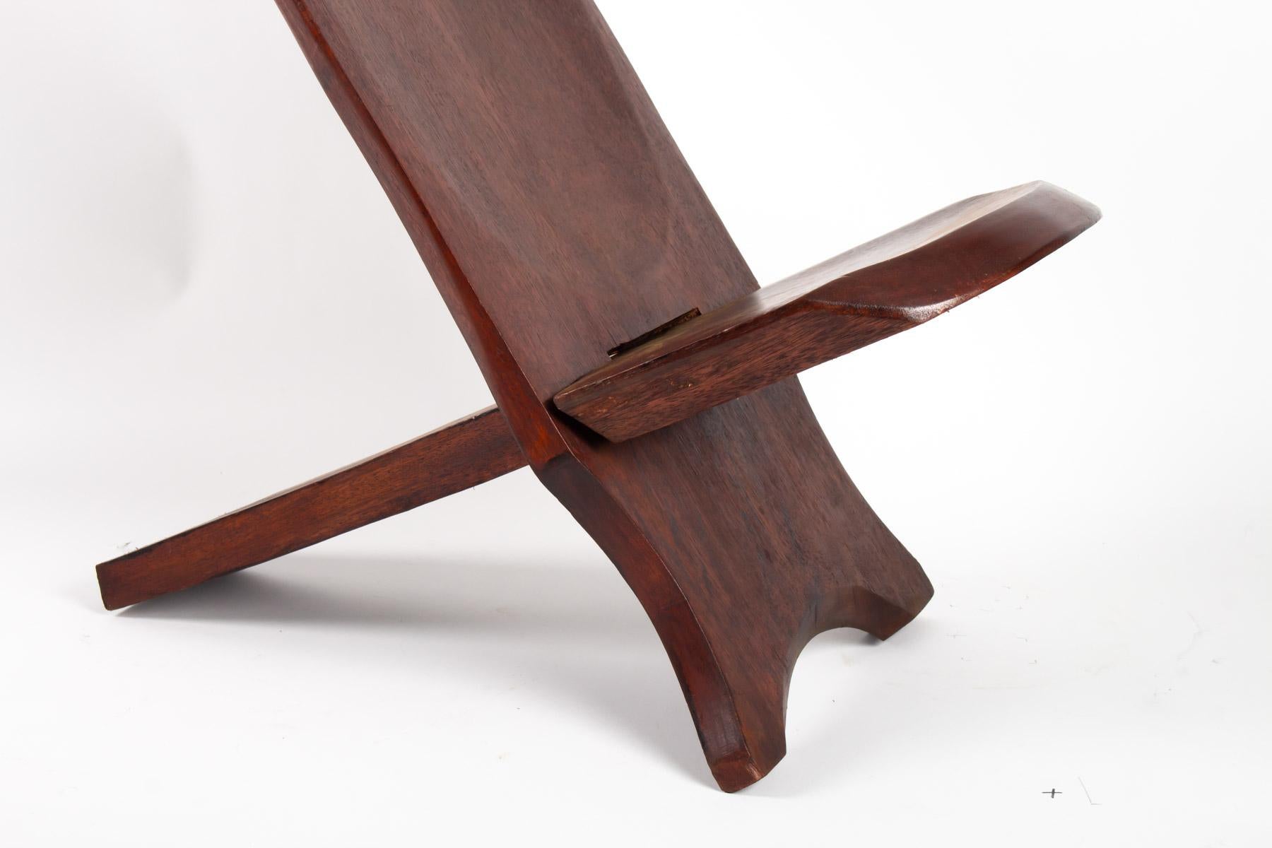 African seat in solid wood, 20th century
Measures: H 95 cm x W 70 cm D 38 cm.