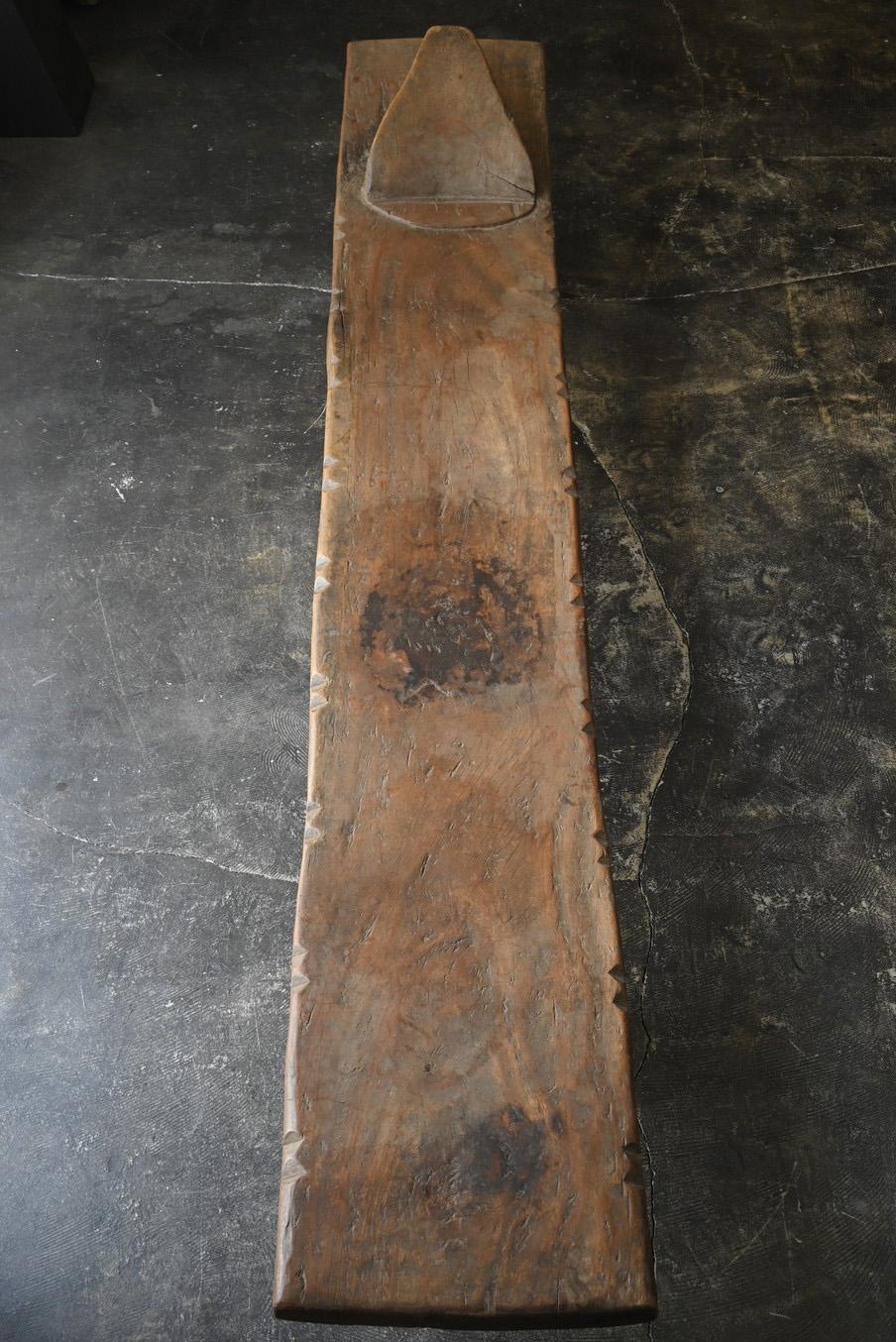 This is an ancient wooden bed made by the Senufo people, who live in the area around Côte d'Ivoire and Mali in West Africa. The Senufo are known for their unique carving culture and are prized for incorporating beauty into their lives, from