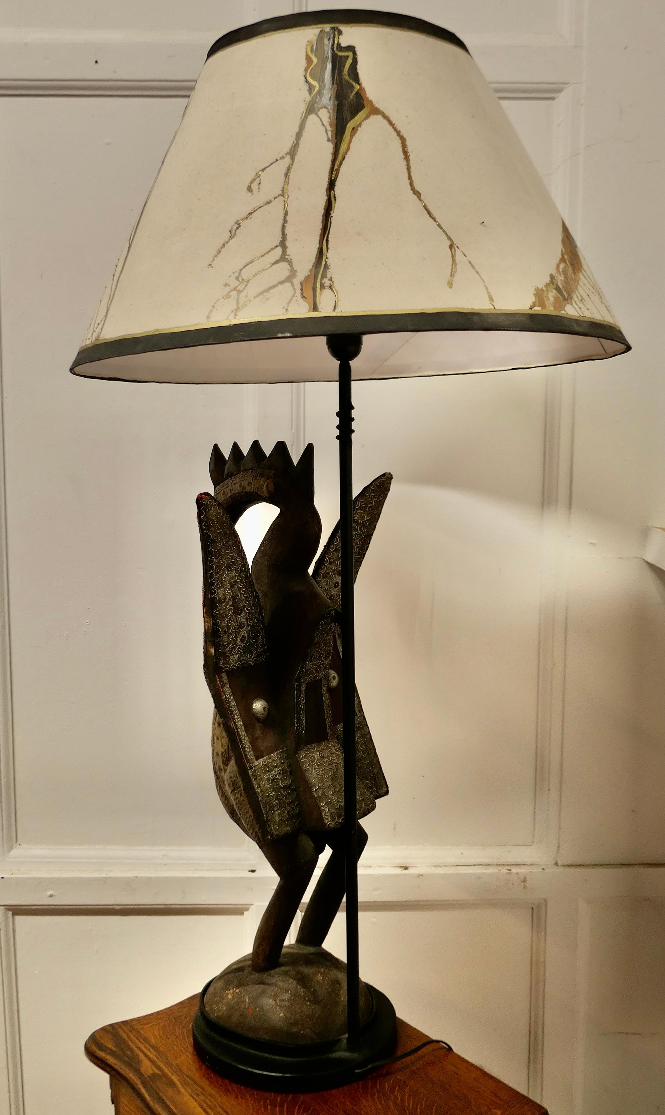 Sculpture africaine d'oiseau Senufo en bois sculpté, sertie comme une grande lampe    en vente 2