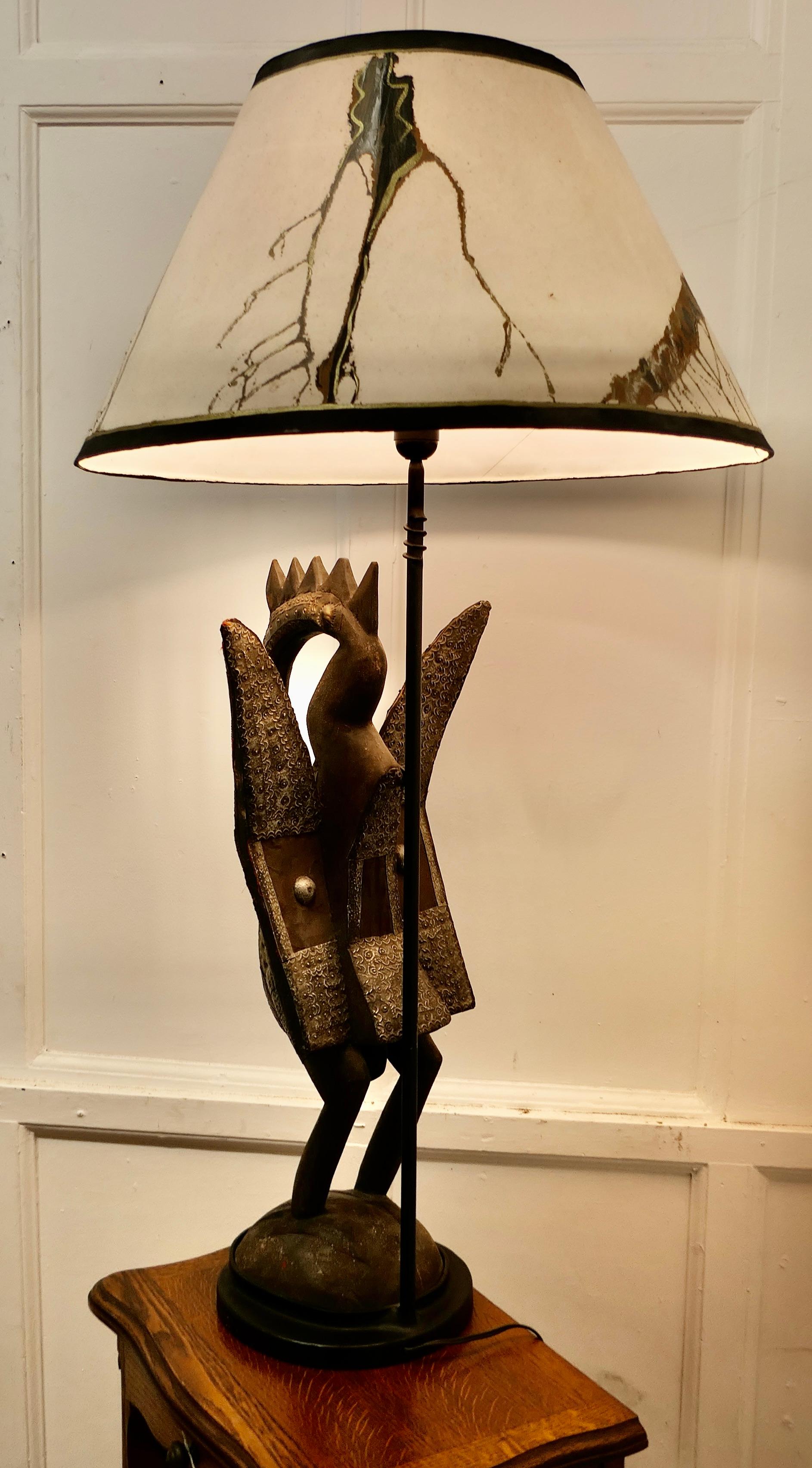 Sculpture africaine d'oiseau Senufo en bois sculpté, sertie comme une grande lampe    en vente 3