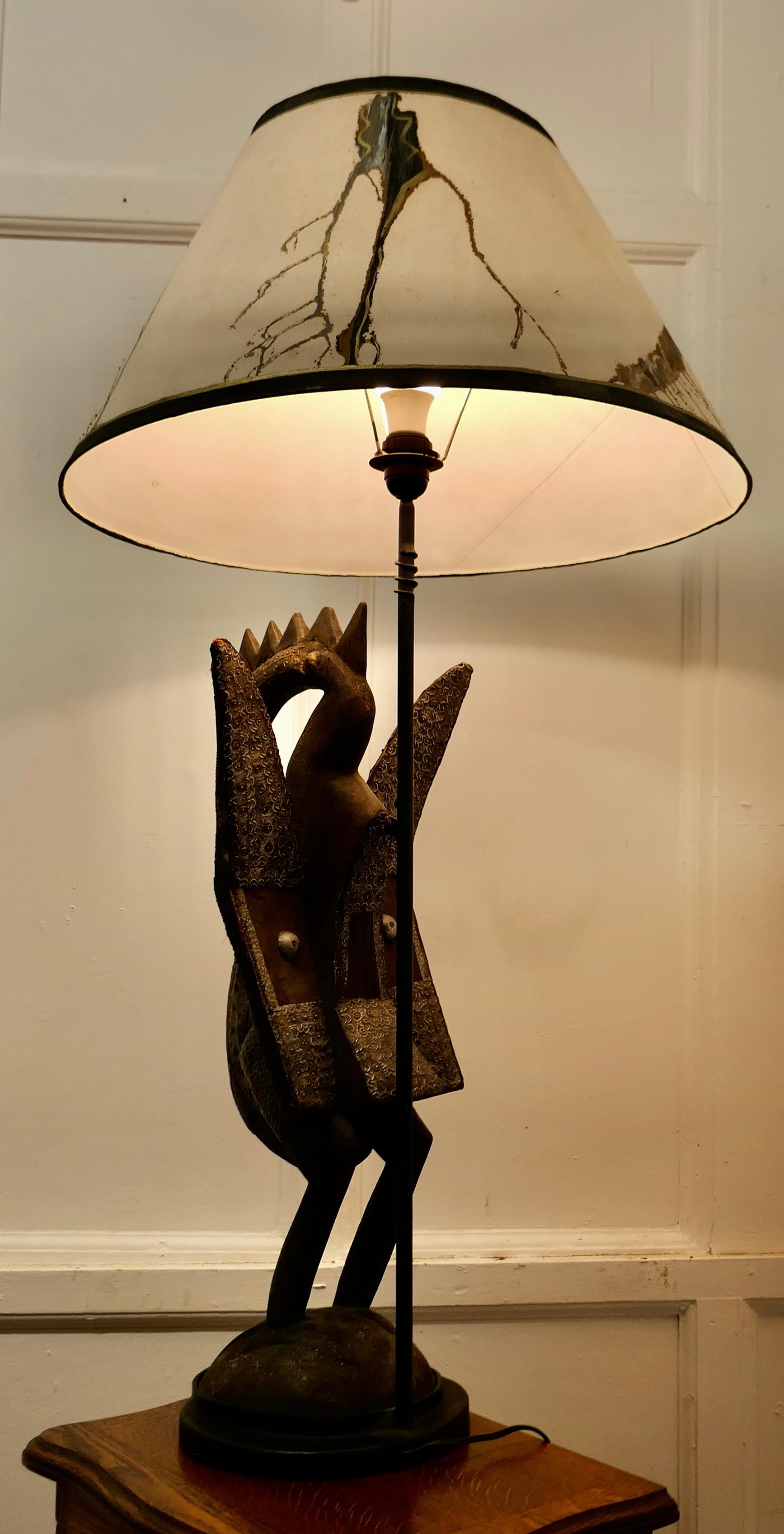 Sculpture africaine d'oiseau Senufo en bois sculpté, sertie comme une grande lampe    en vente 4