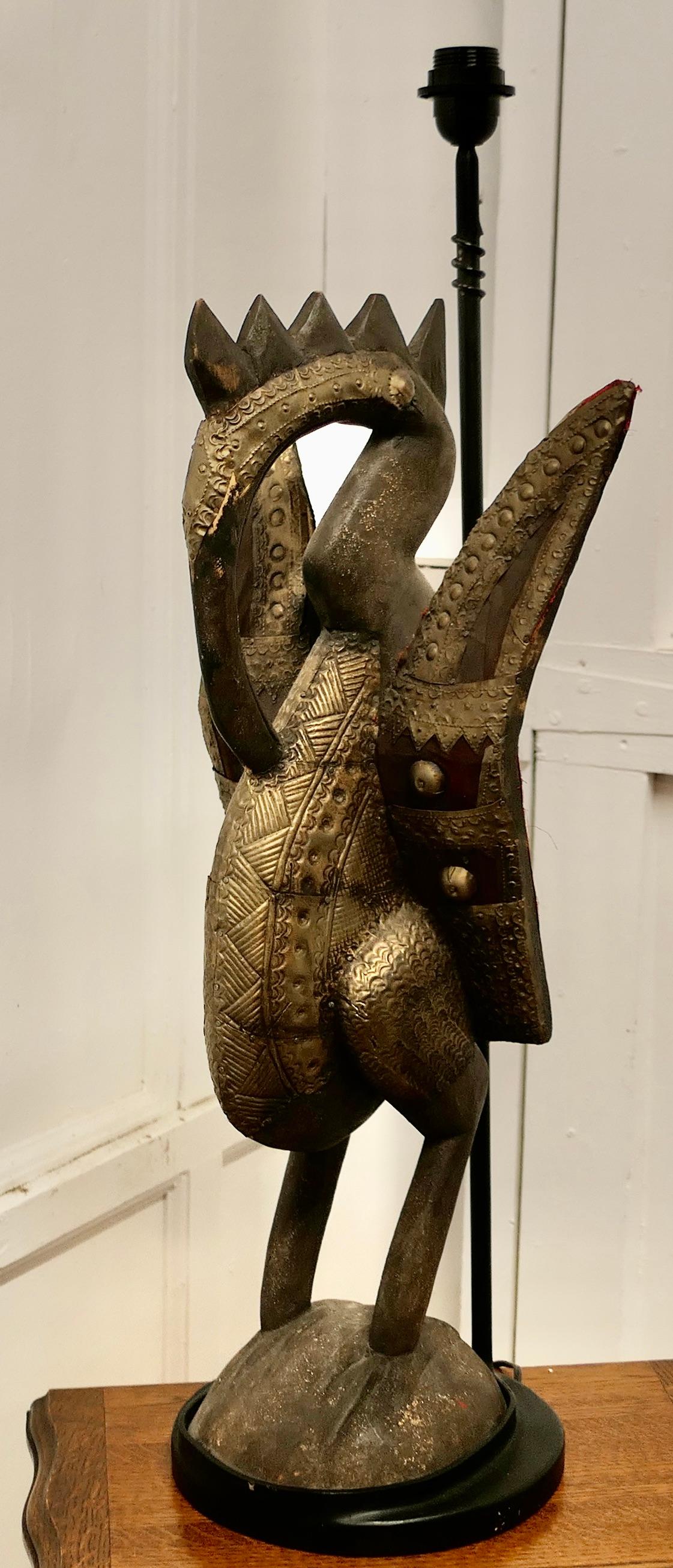 Sculpture africaine d'oiseau Senufo en bois sculpté, sertie comme une grande lampe    en vente 5