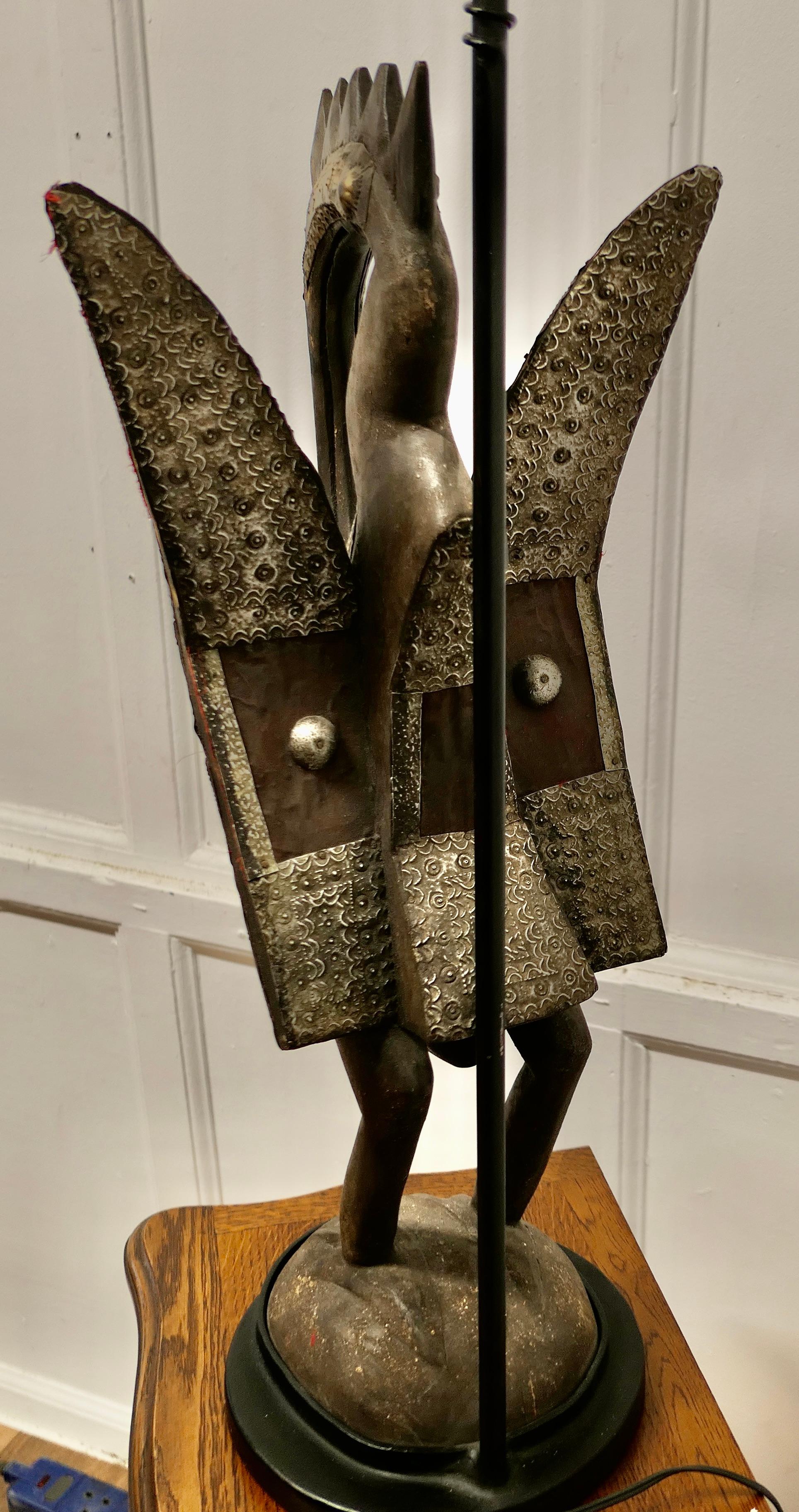 Escultura de madera tallada de pájaro senufo africano, colocada como lámpara alta en venta 8