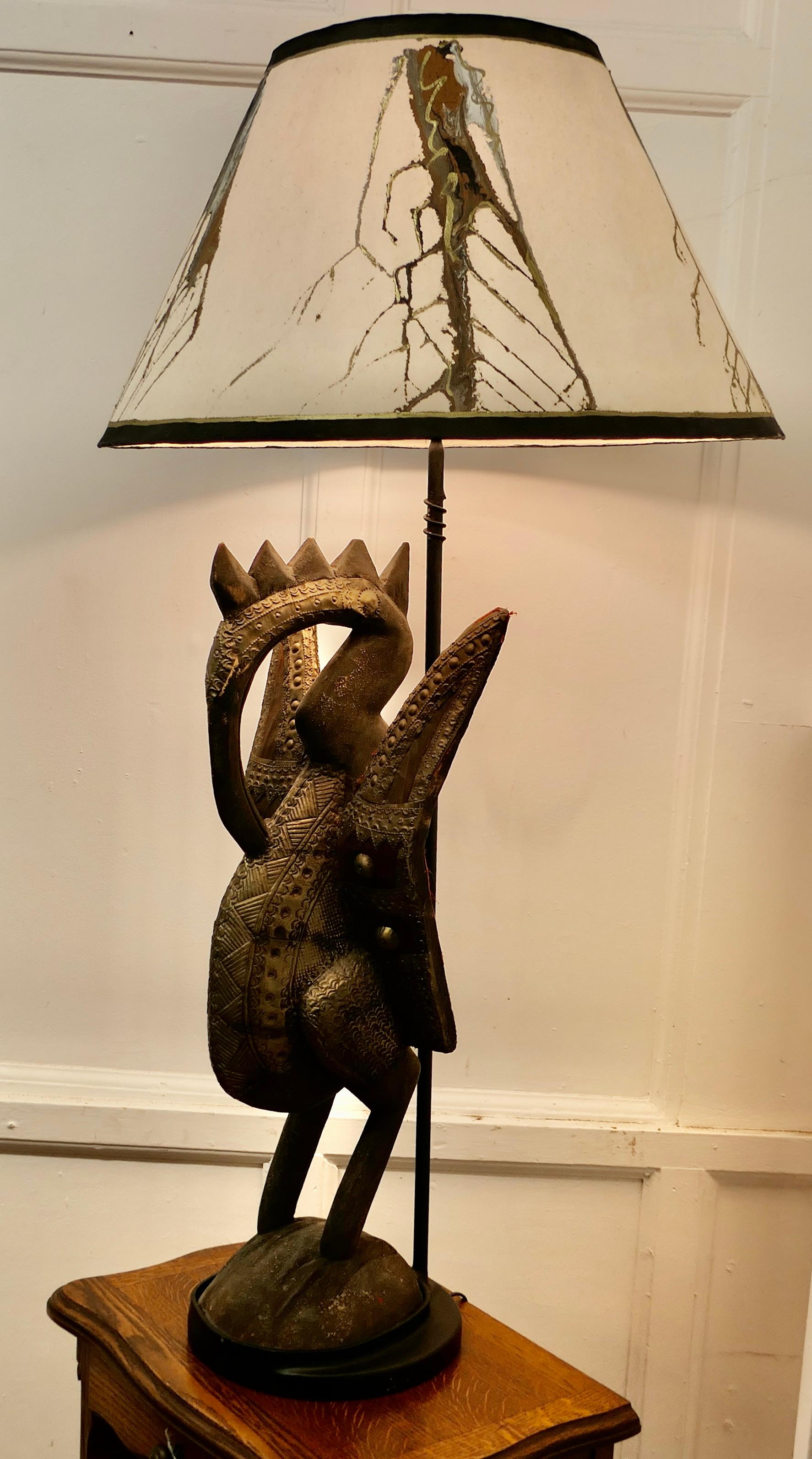 Afrikanische geschnitzte Senufo-Vogel-Skulptur aus Holz, gefasst als hohe Lampe

Diese wunderschöne antike Schnitzerei steht auf einem runden Sockel, der eine Lampe trägt, die sie von oben beleuchtet.
Dies ist eine 