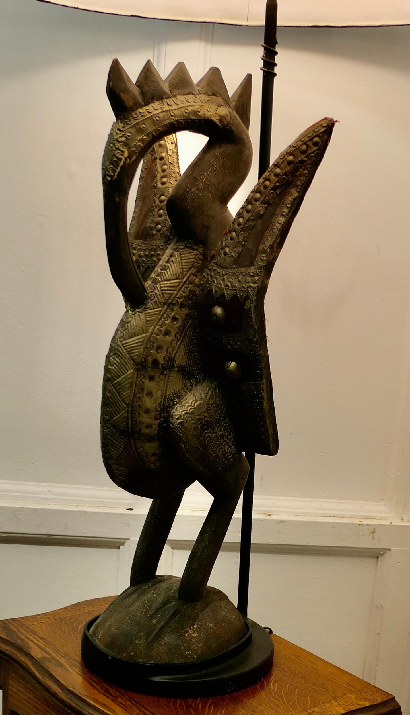 Afrikanische geschnitzte Senufo-Vogel-Skulptur aus Holz, gefasst als hohe Lampe    (Volkskunst) im Angebot