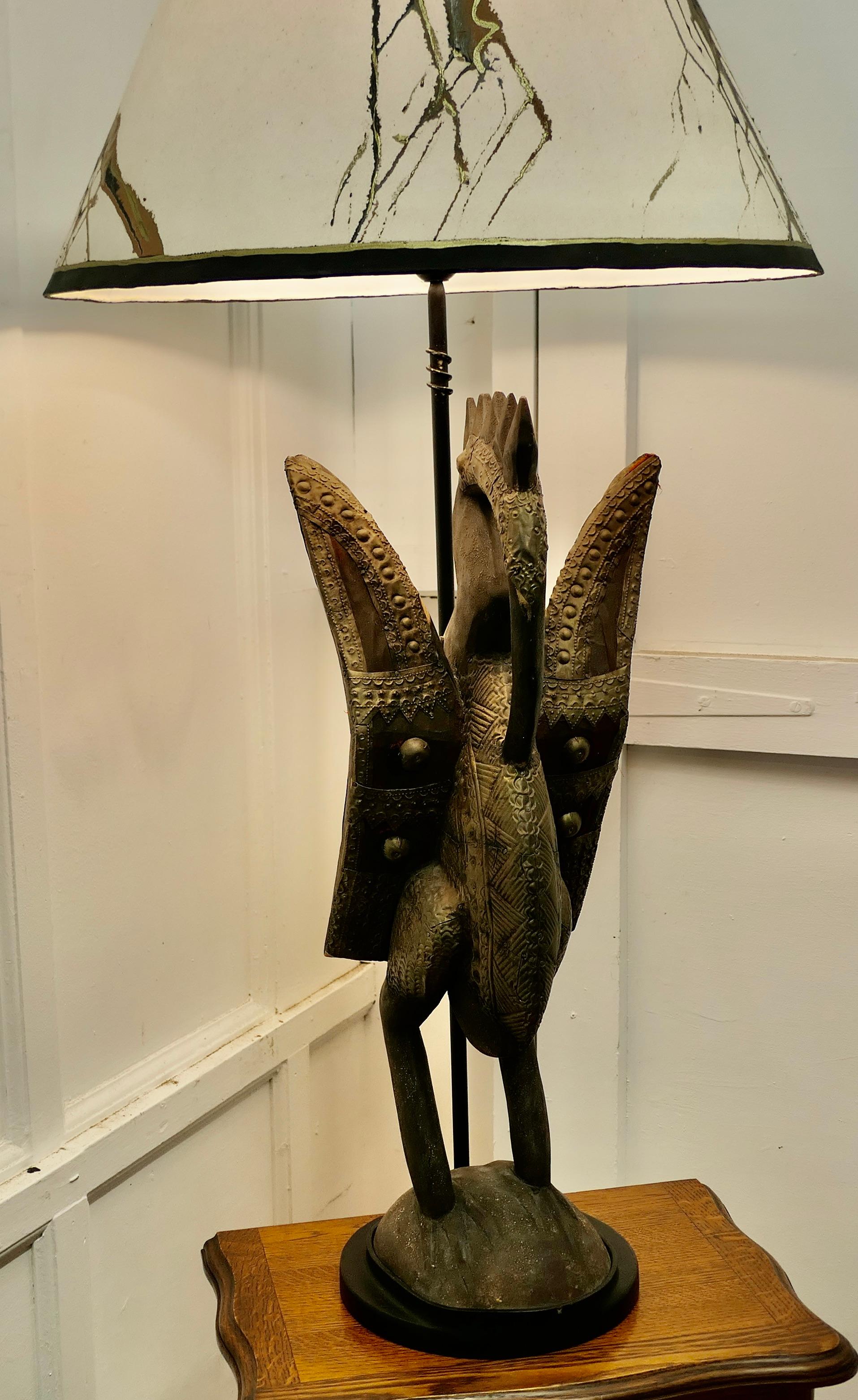 Afrikanische geschnitzte Senufo-Vogel-Skulptur aus Holz, gefasst als hohe Lampe    (19. Jahrhundert) im Angebot