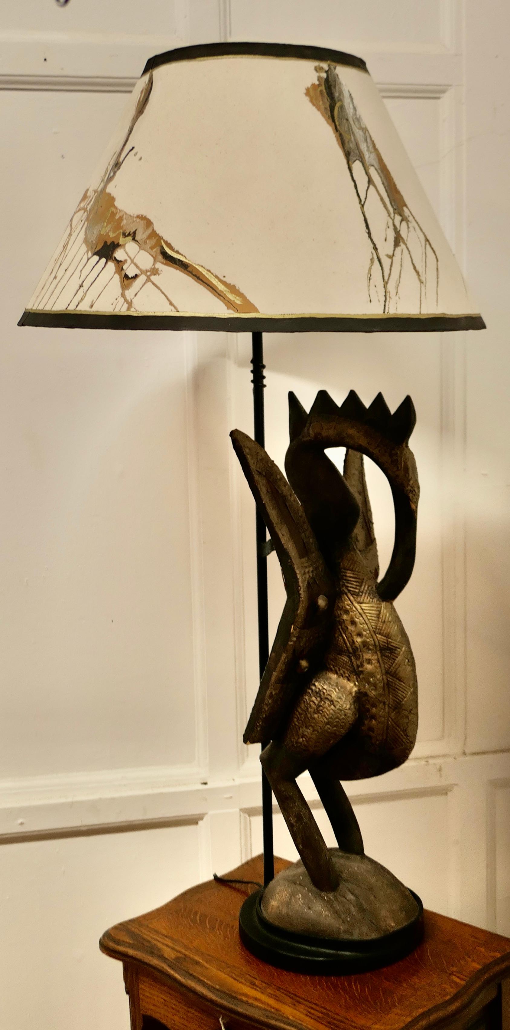 Afrikanische geschnitzte Senufo-Vogel-Skulptur aus Holz, gefasst als hohe Lampe    im Angebot 3