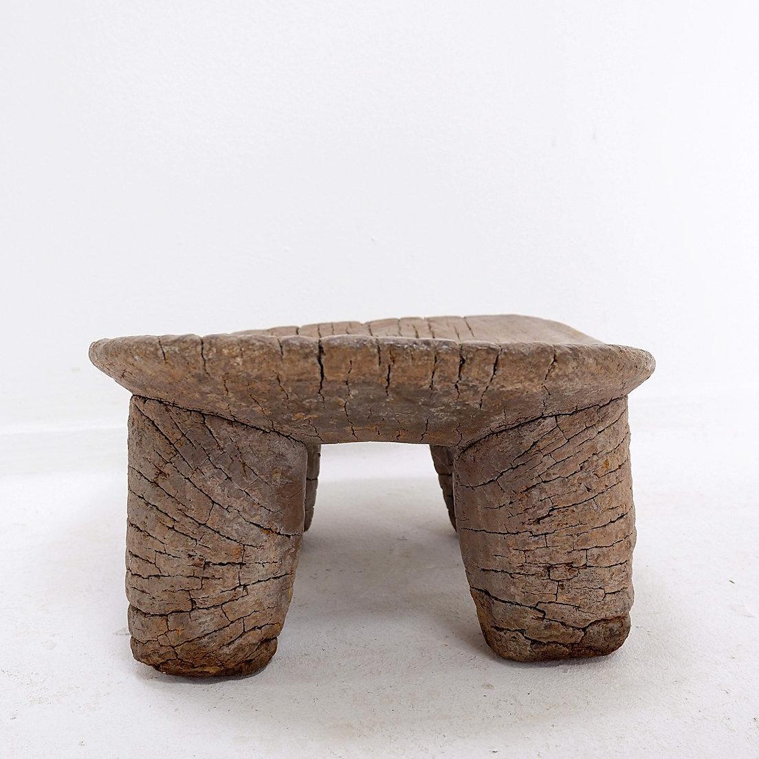 Estos taburetes senufo están tallados a mano en madera dura por la tribu senufo de Costa de Marfil.
Los taburetes senufo son conocidos por sus patas gruesas y/o ahusadas y su parte superior cóncava. Tradicionalmente se tallan a partir de un único