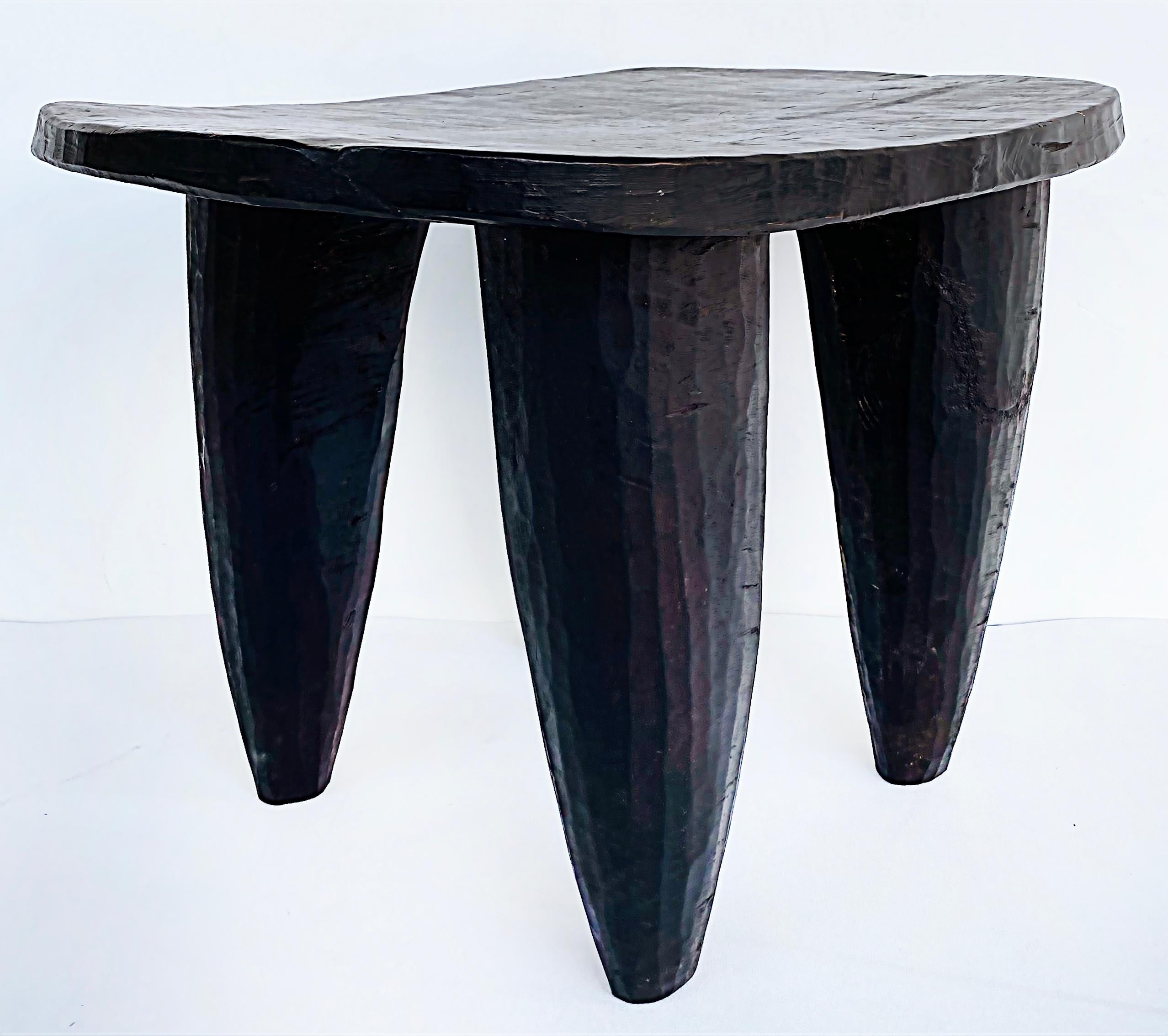 Taburete o mesa senufo africano de Costa de Marfil, finales del siglo XX


Se ofrece a la venta un taburete senufo del siglo XX, tallado a mano, procedente de Costa de Marfil. El taburete es estable y bastante sensual. La madera muestra preciosas