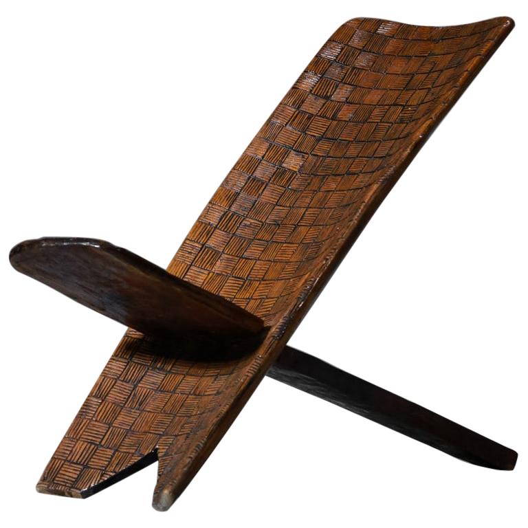 Chaise pliante africaine en bois massif à motif ethnique sculpté, vers 1970  En vente sur 1stDibs