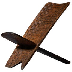 Silla plegable africana de madera maciza de diseño étnico tallada, circa 1970