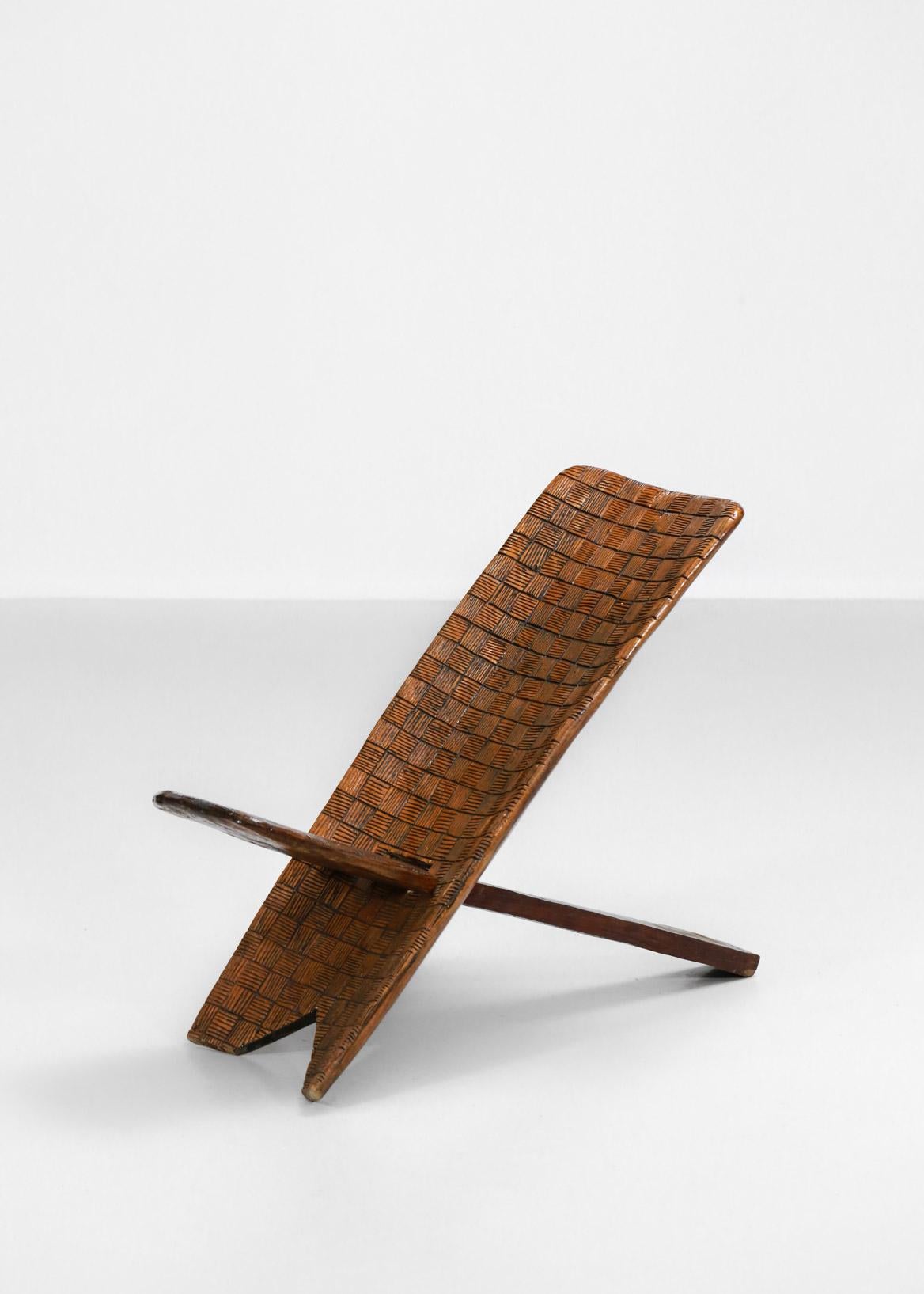 Fin du 20e siècle Chaise pliante africaine en bois massif à motif ethnique sculpté, vers 1970 en vente