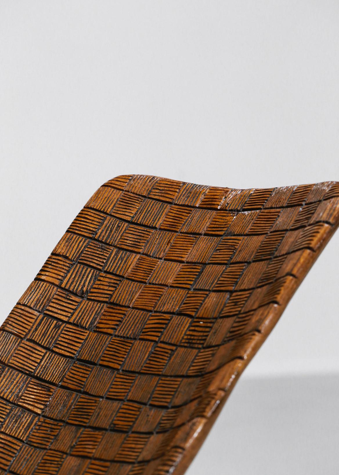 Bois Chaise pliante africaine en bois massif à motif ethnique sculpté, vers 1970 en vente