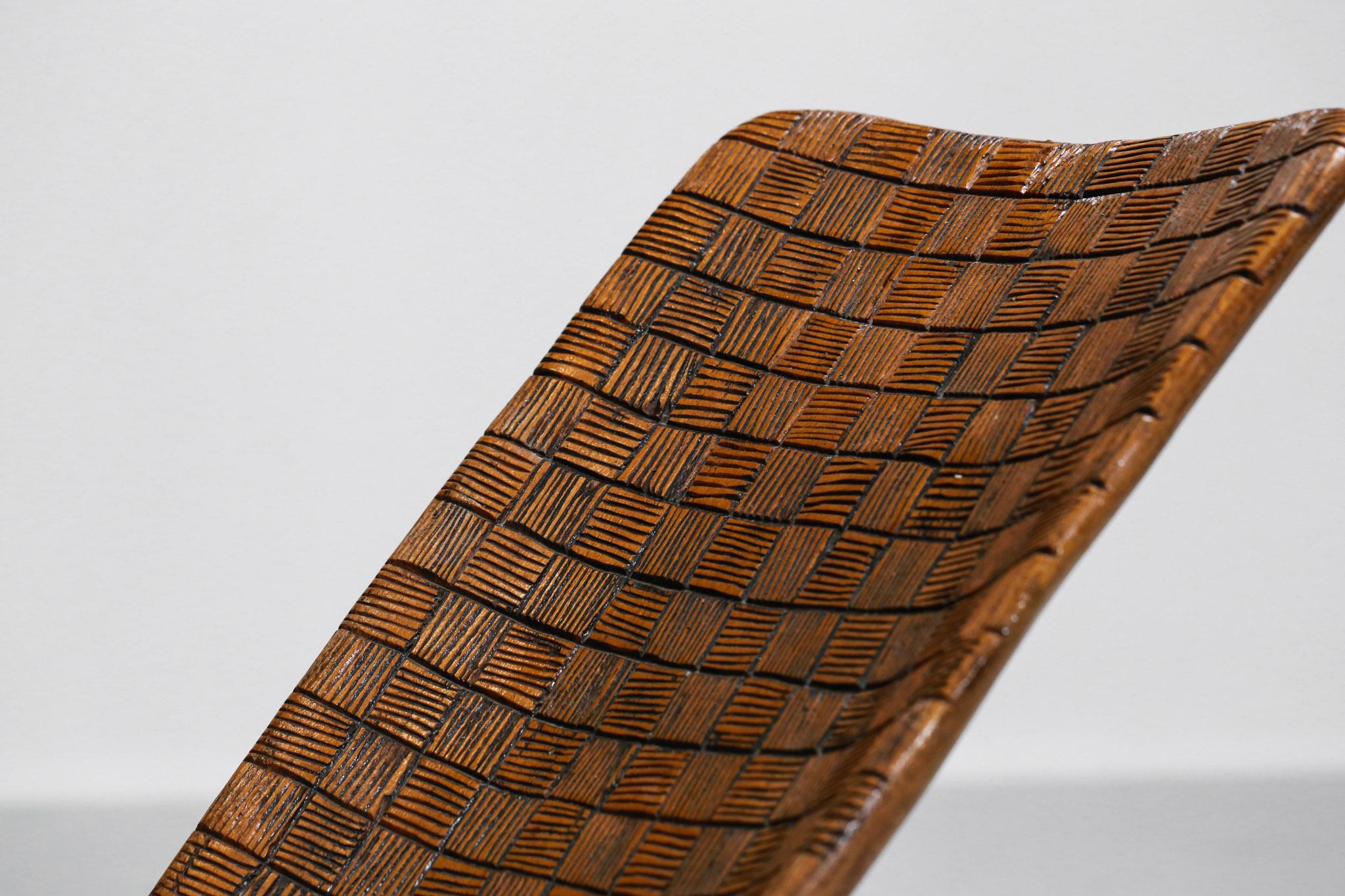 Chaise pliante africaine en bois massif à motif ethnique sculpté, vers 1970 en vente 2