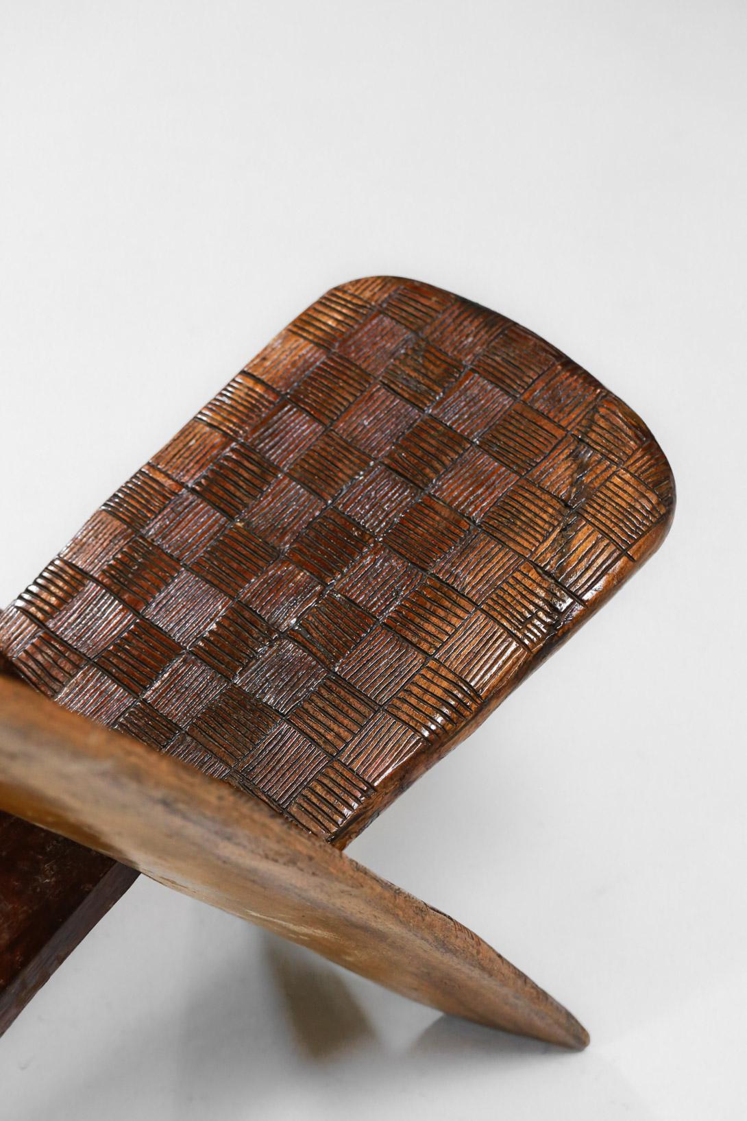 Afrikanischer klappbarer Sessel aus Massivholz, ethnisch geschnitzt, um 1970 im Angebot 7