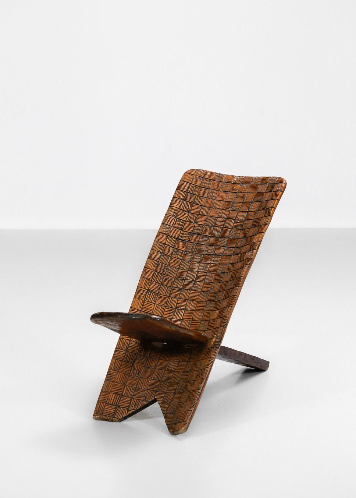 Chaise pliante africaine en bois massif à motif ethnique sculpté, vers 1970 en vente 4
