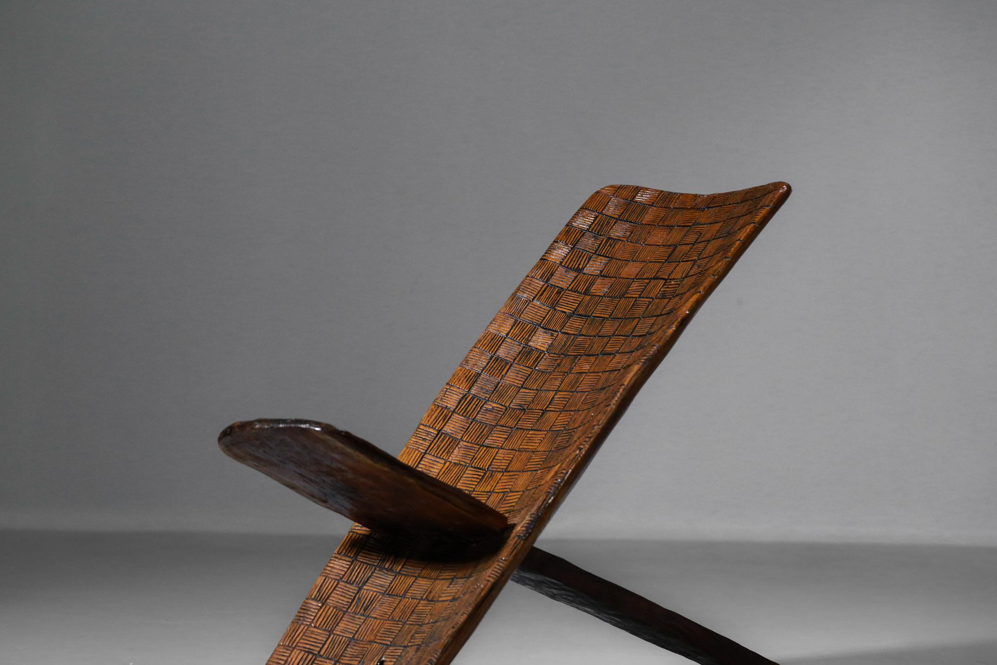 Chaise pliante africaine en bois massif à motif ethnique sculpté, vers 1970 en vente 6