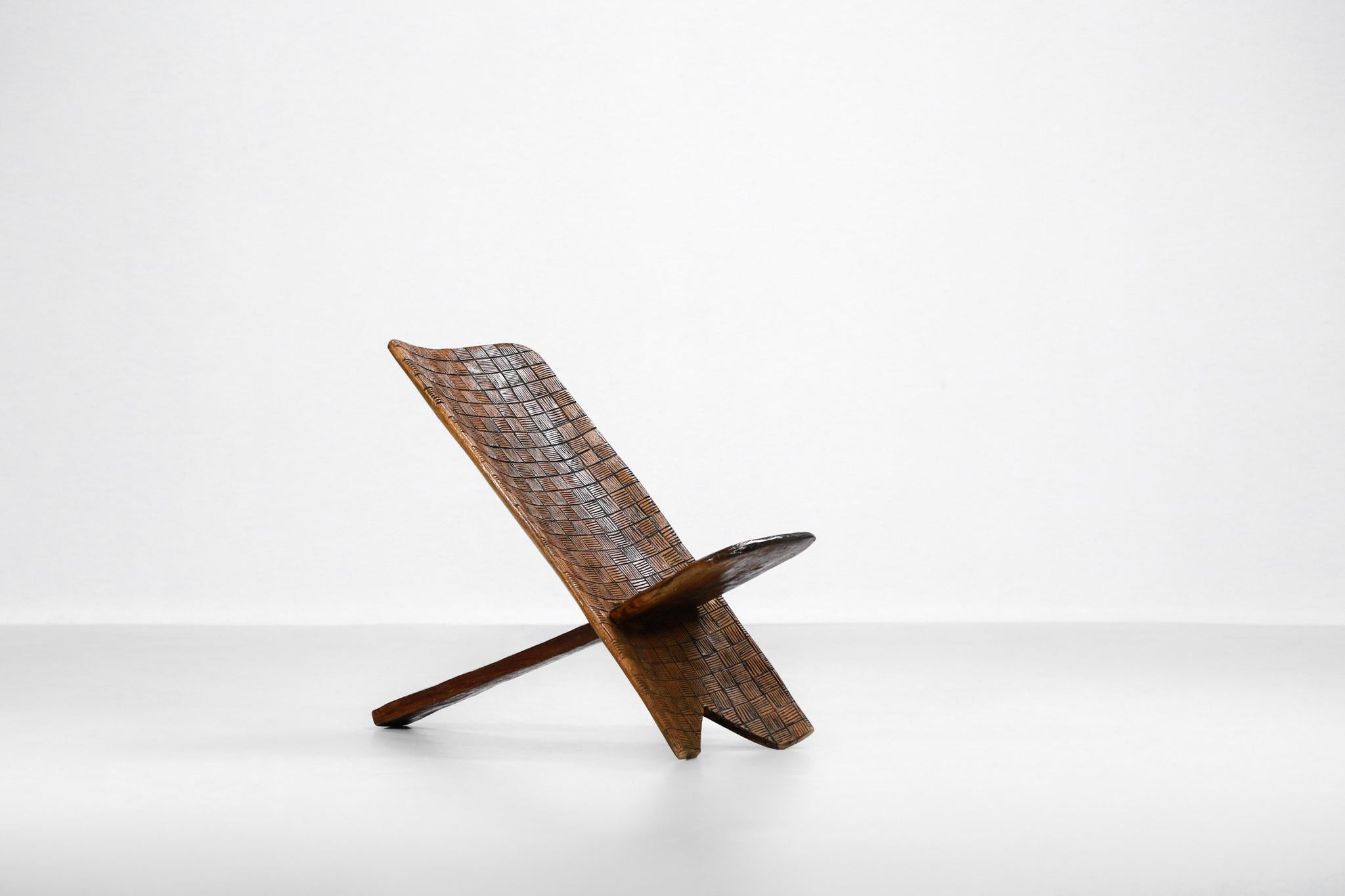 Afrikanischer klappbarer Sessel aus Massivholz, ethnisch geschnitzt, um 1970 (Handgeschnitzt) im Angebot