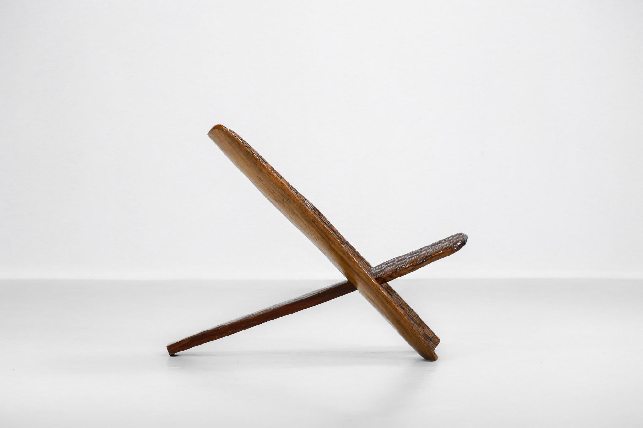 Tribal Chaise pliante africaine en bois massif à motif ethnique sculpté, vers 1970 en vente