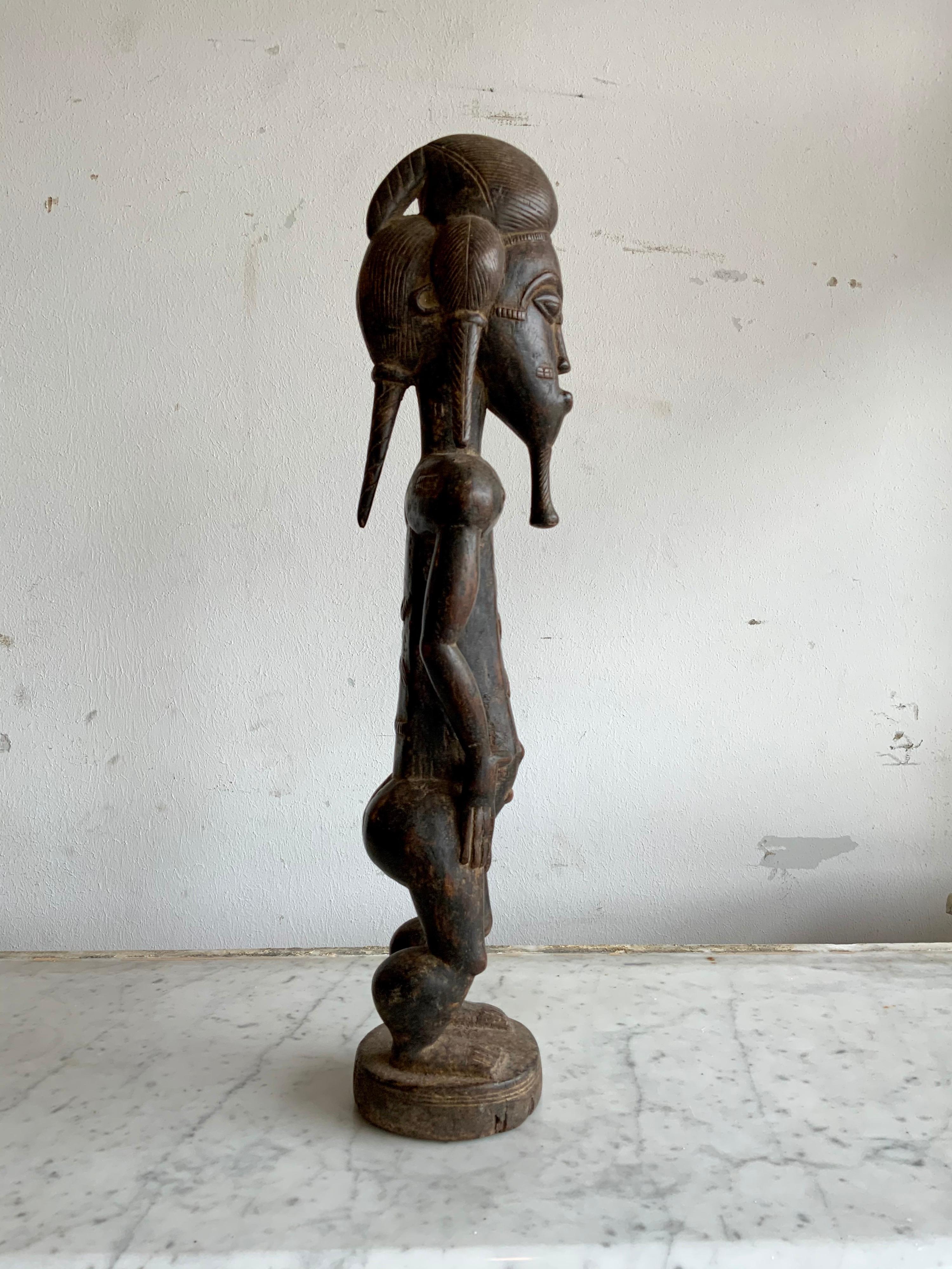 Cette statuette provient du Bénin en Afrique, vers 1900.

De beaux petits détails.
