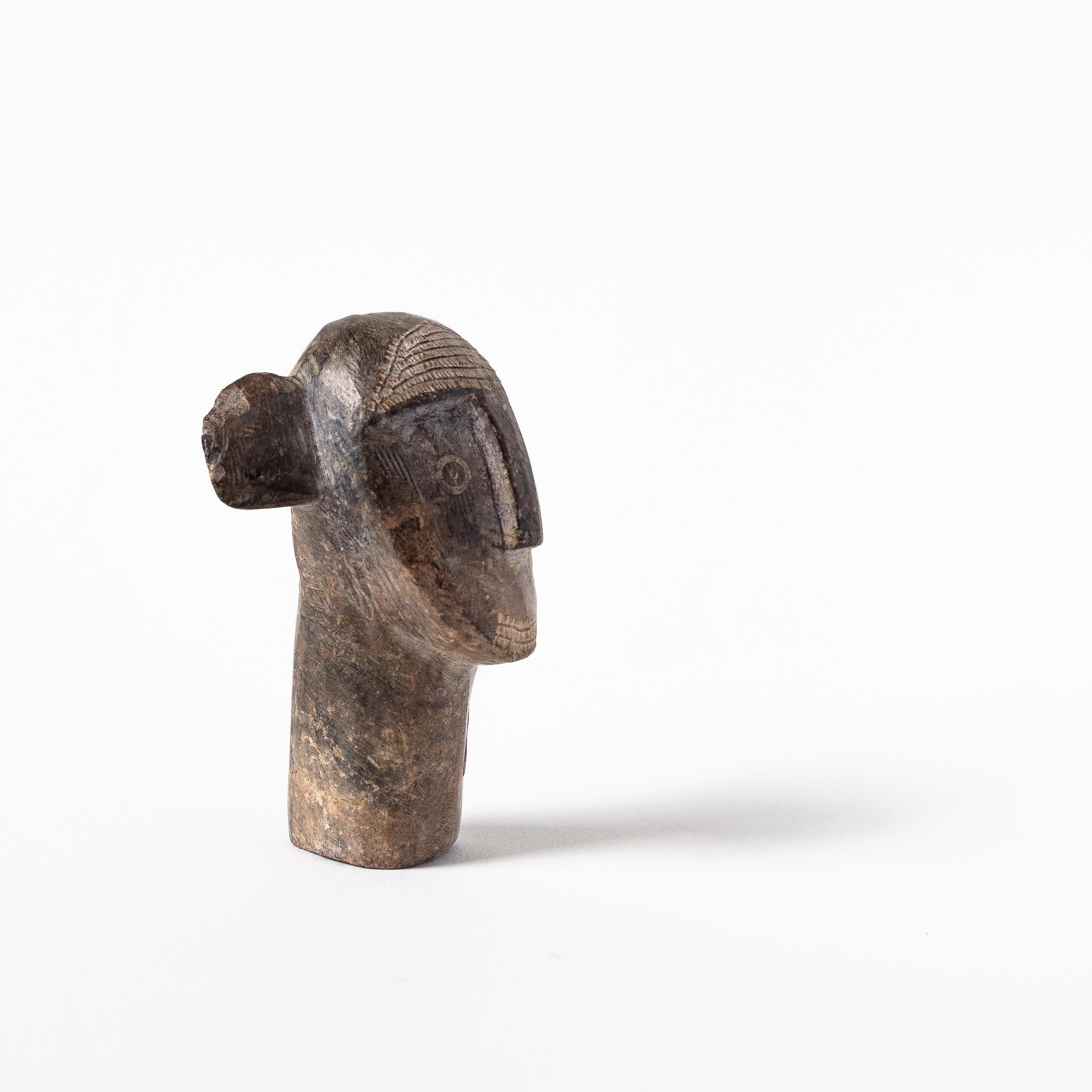 Artisanat Sculpture africaine en pierre, buste d'homme ou masque, années 1960 en vente