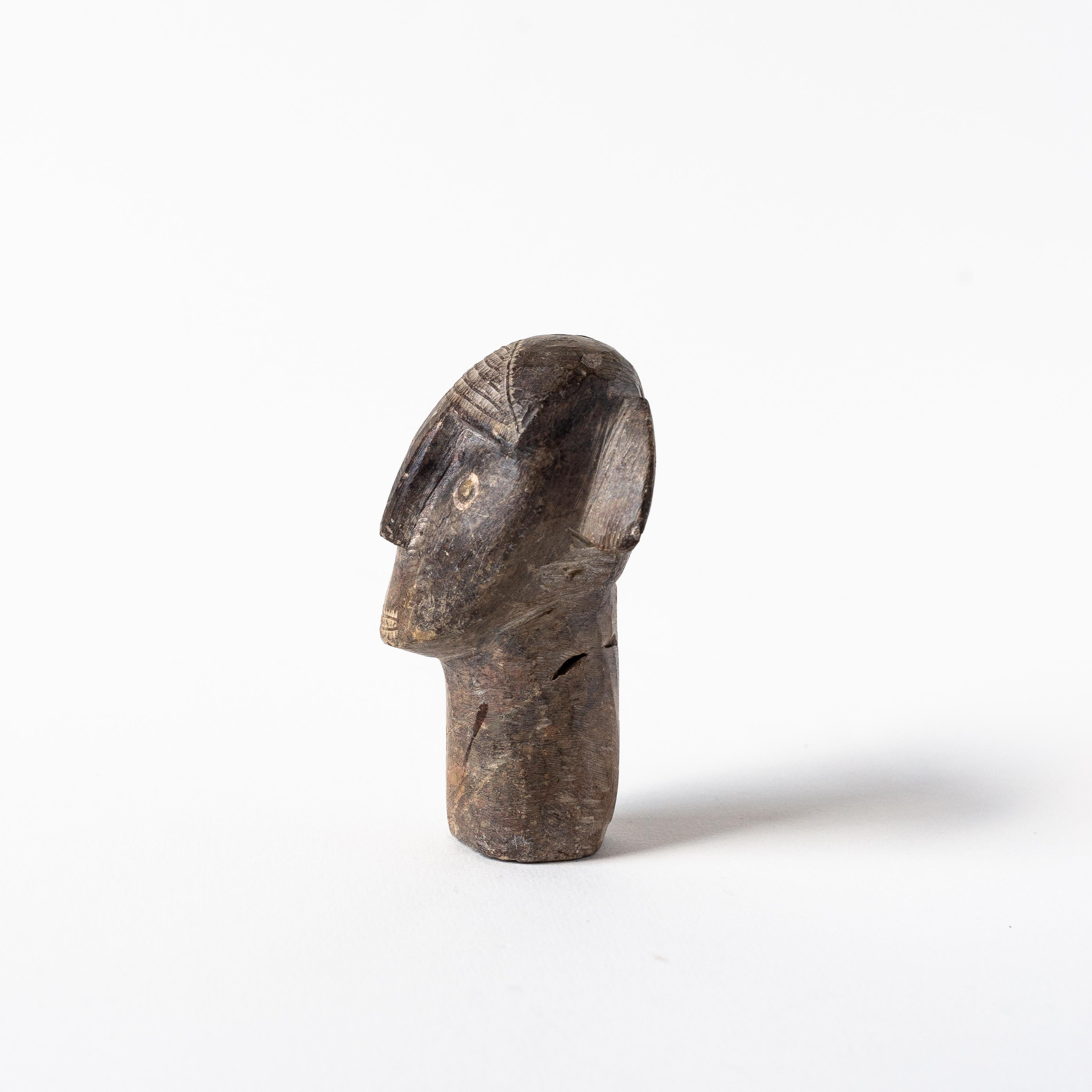 Béninois Sculpture africaine en pierre, buste d'homme ou masque, années 1960 en vente