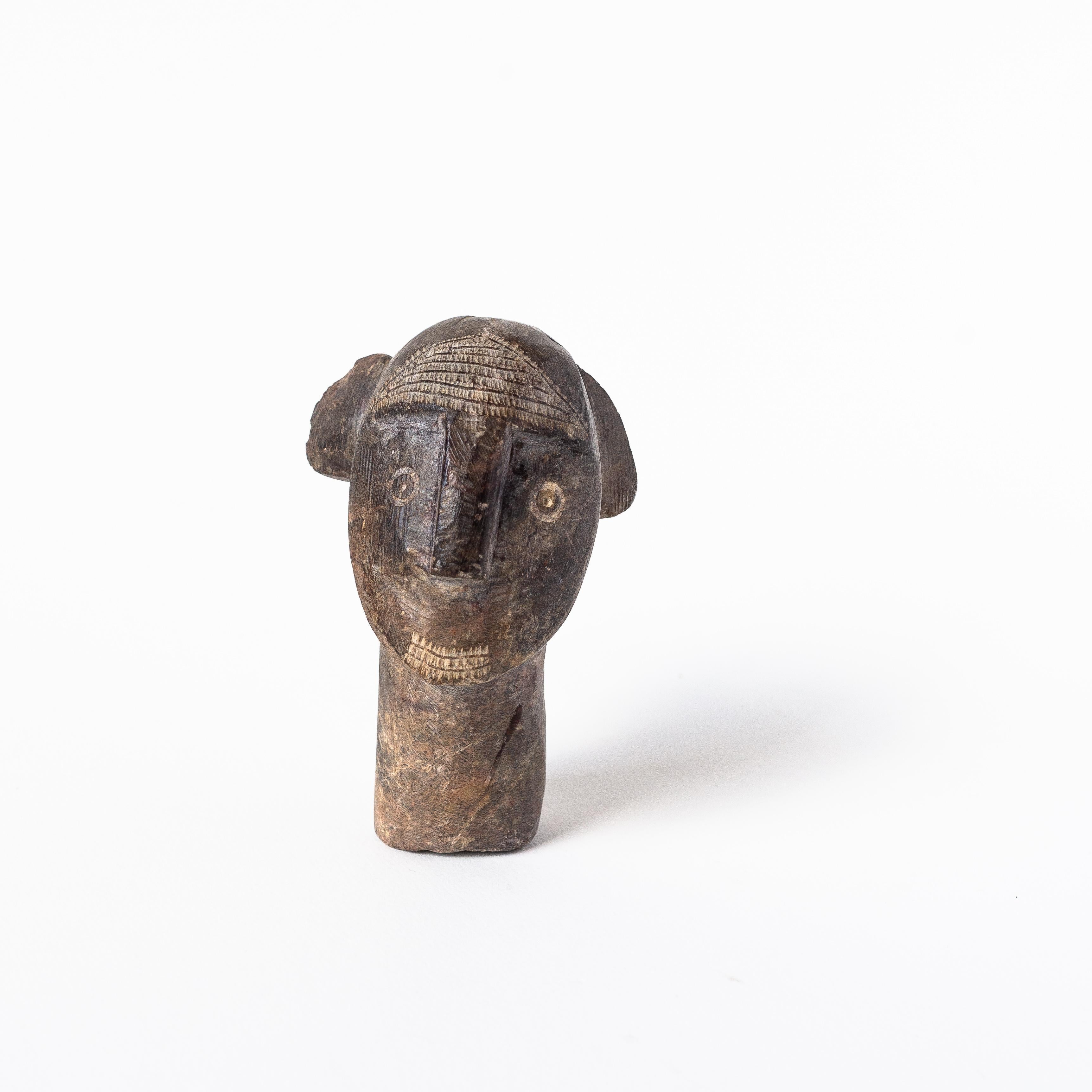 Sculpté Sculpture africaine en pierre, buste d'homme ou masque, années 1960 en vente