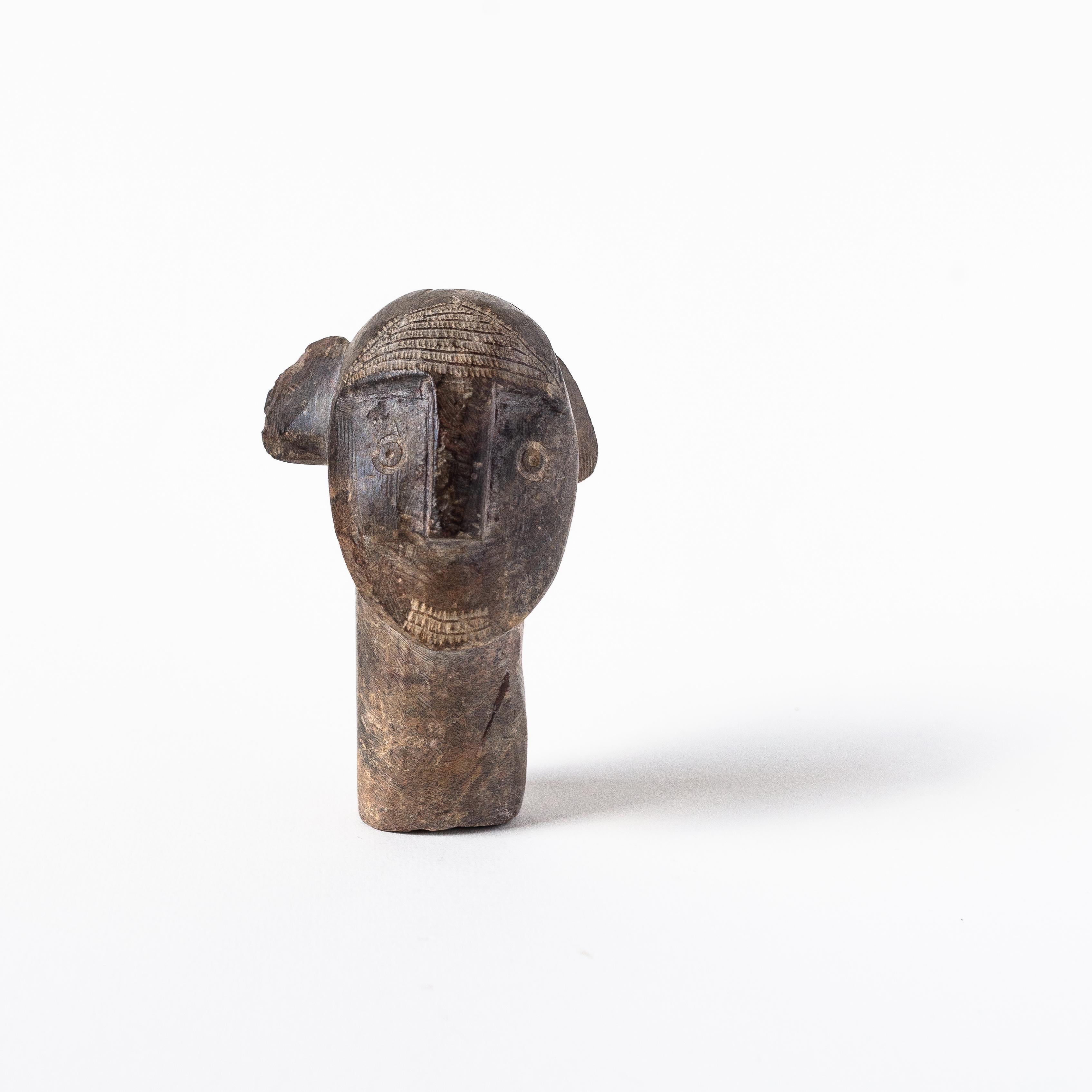 Pierre Sculpture africaine en pierre, buste d'homme ou masque, années 1960 en vente