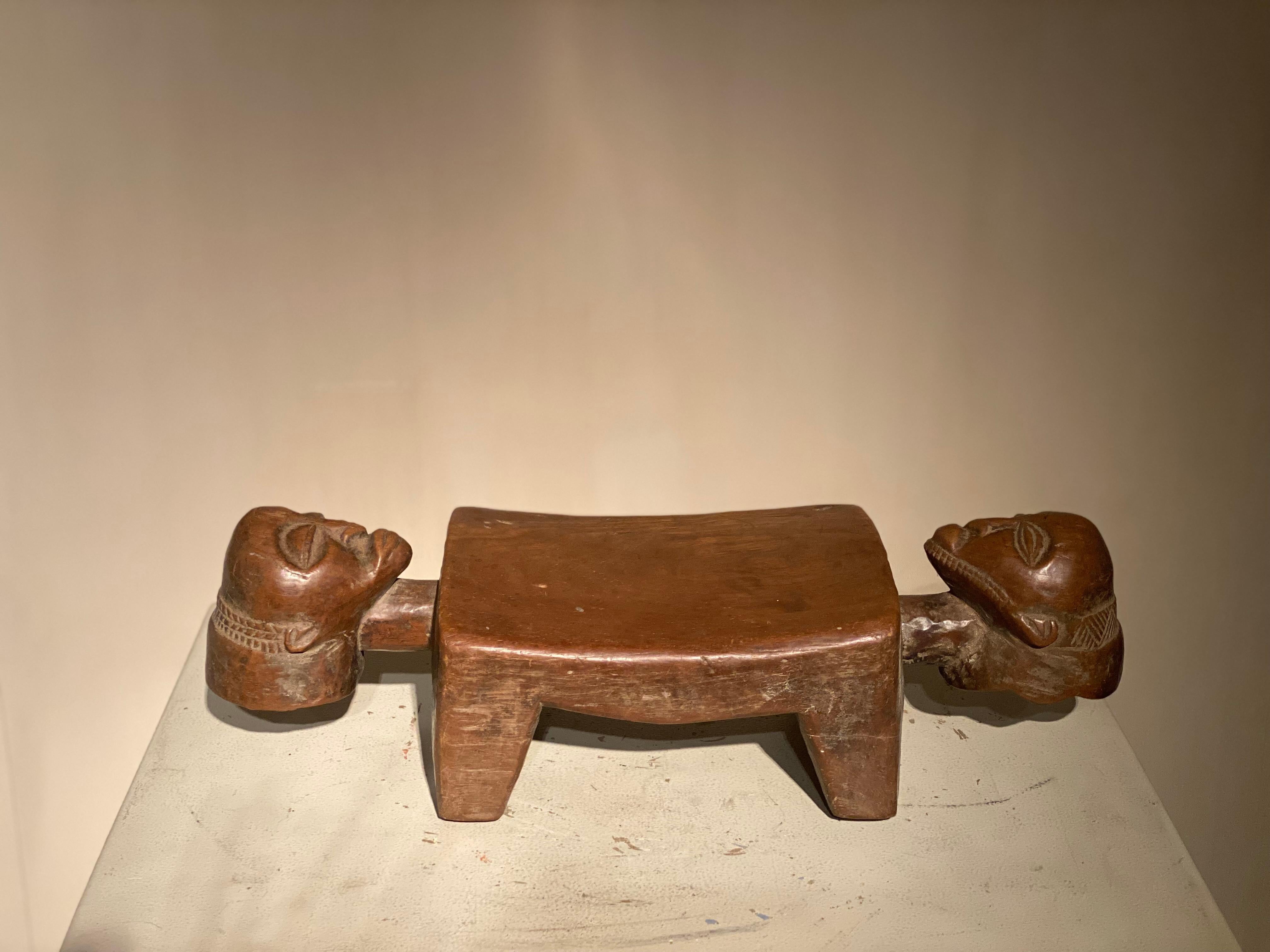 Magnifique tabouret-appuie-tête africain du Congo, tribu Luba,
bonne patine et brillance du bois, palette de couleurs des vers,
pièce très décorative