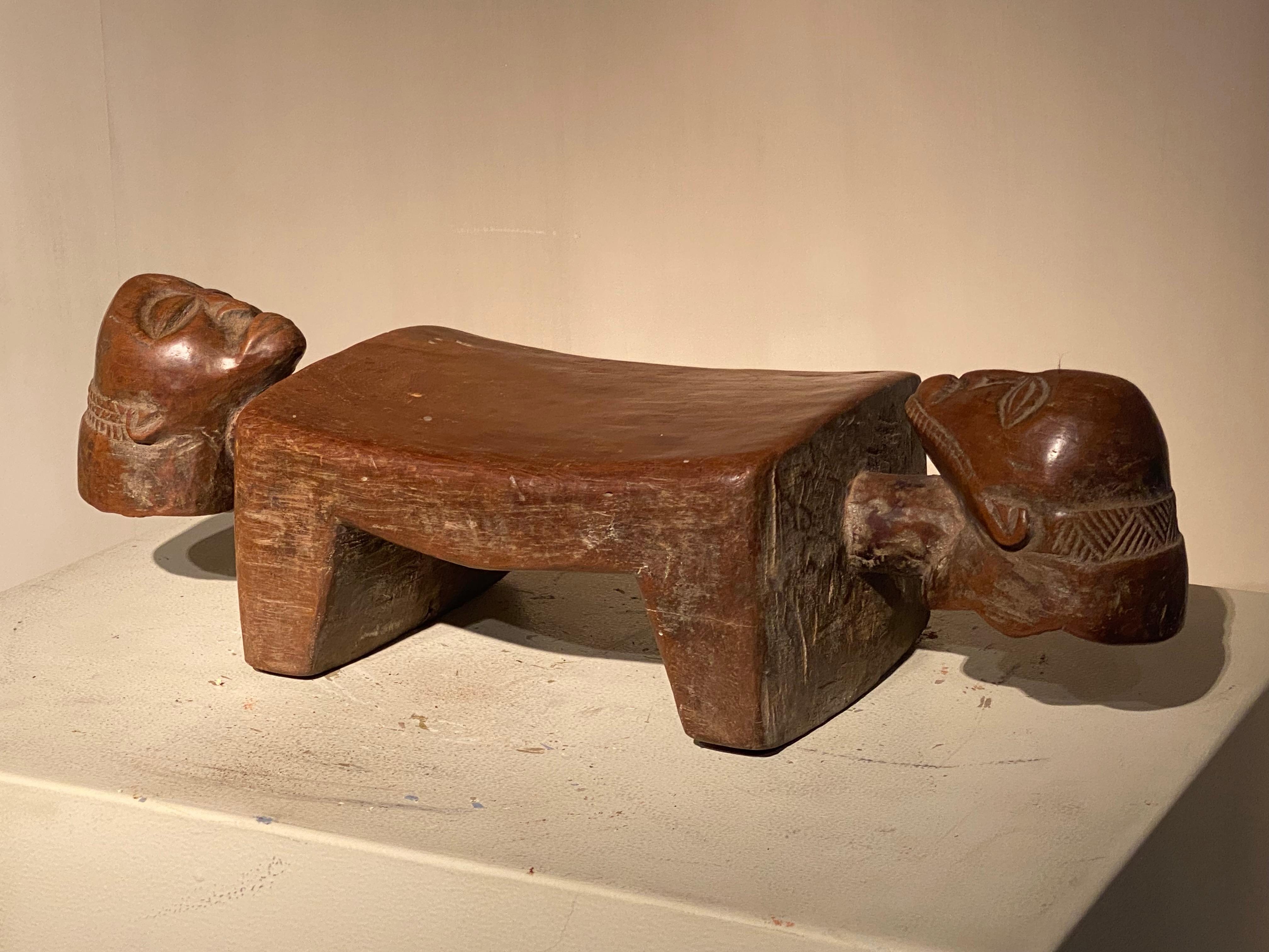 Sculpté à la main Tabouret africain-appui-tête en vente