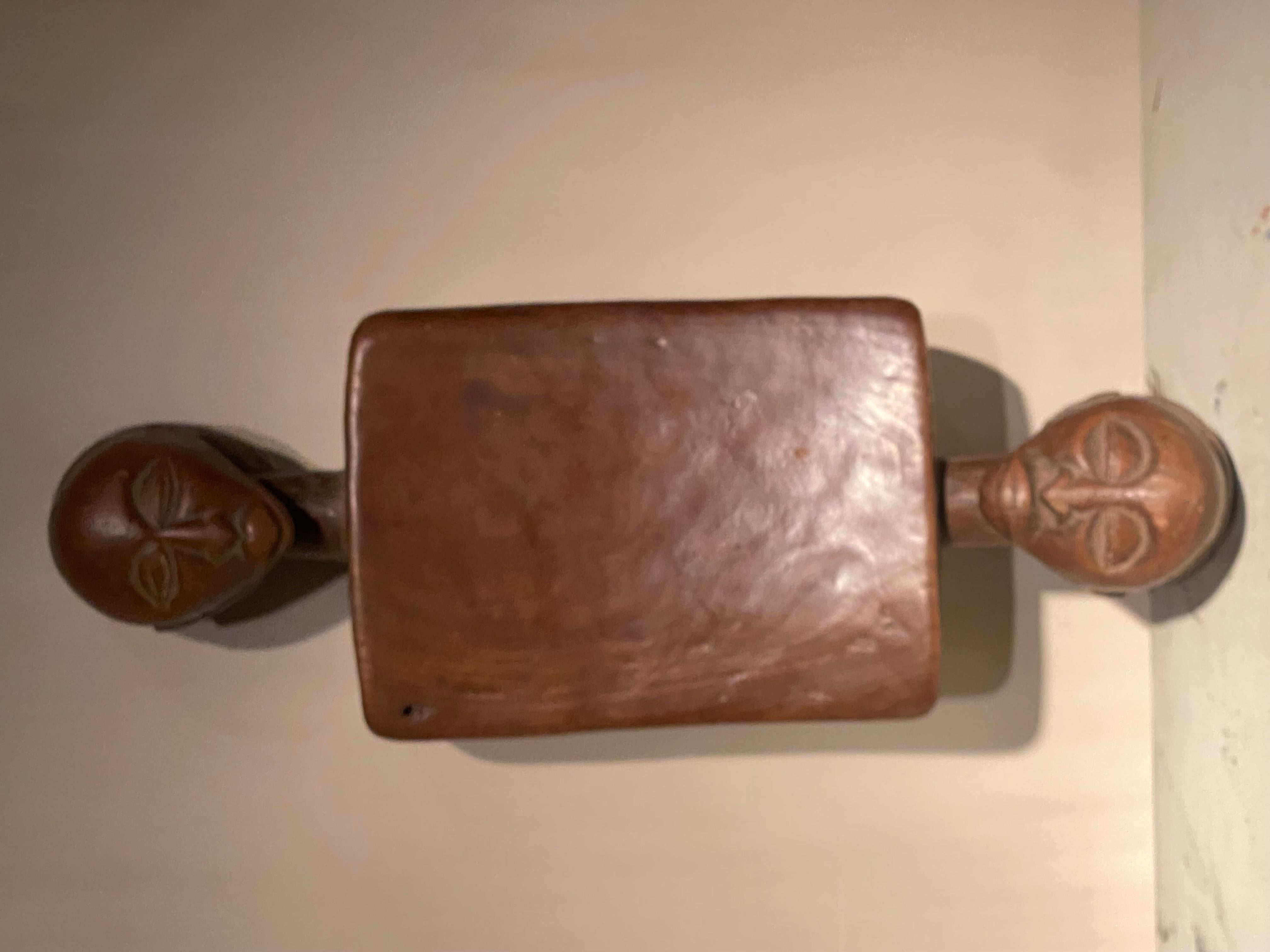 Milieu du XXe siècle Tabouret africain-appui-tête en vente