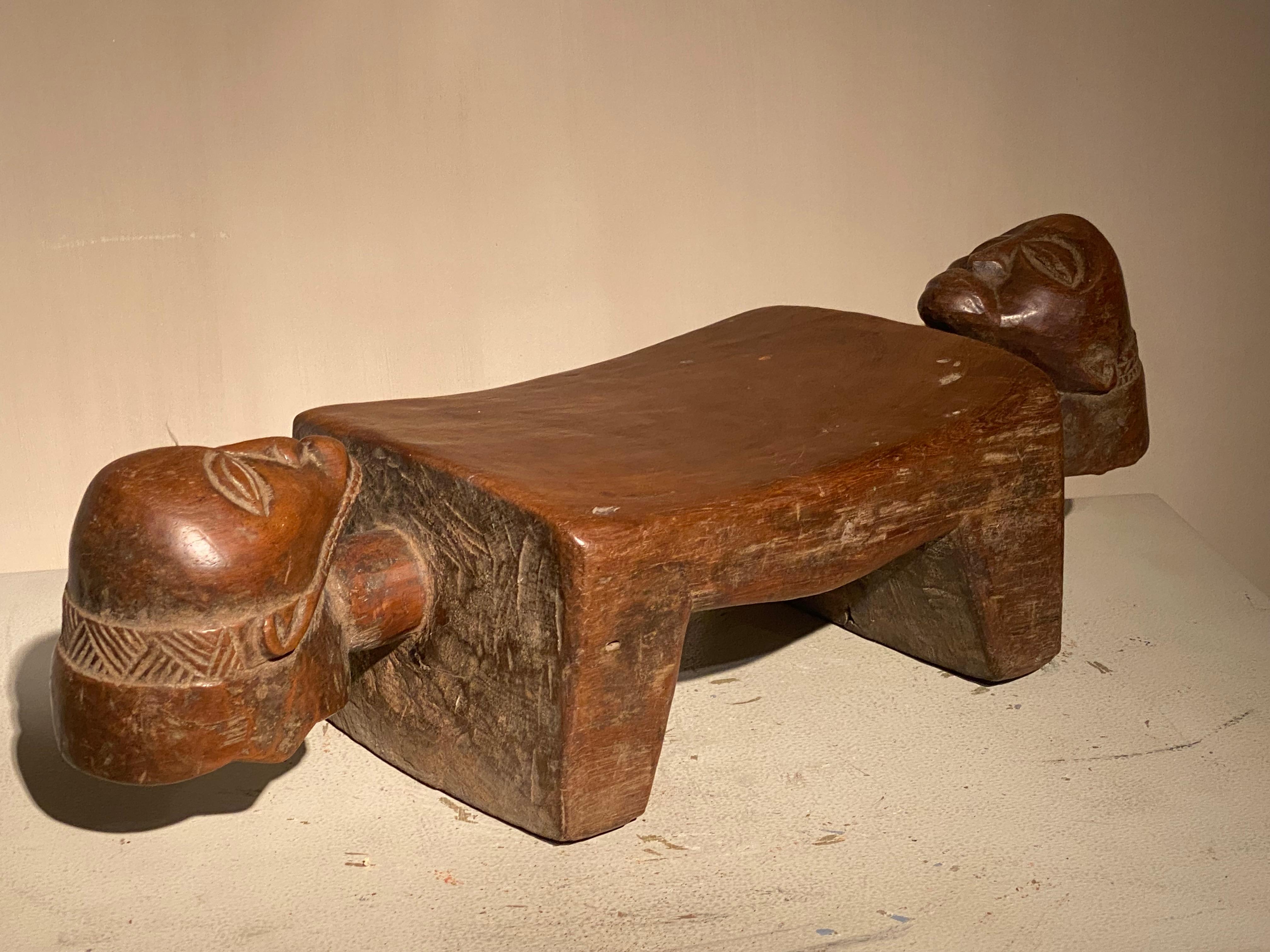 Bois Tabouret africain-appui-tête en vente