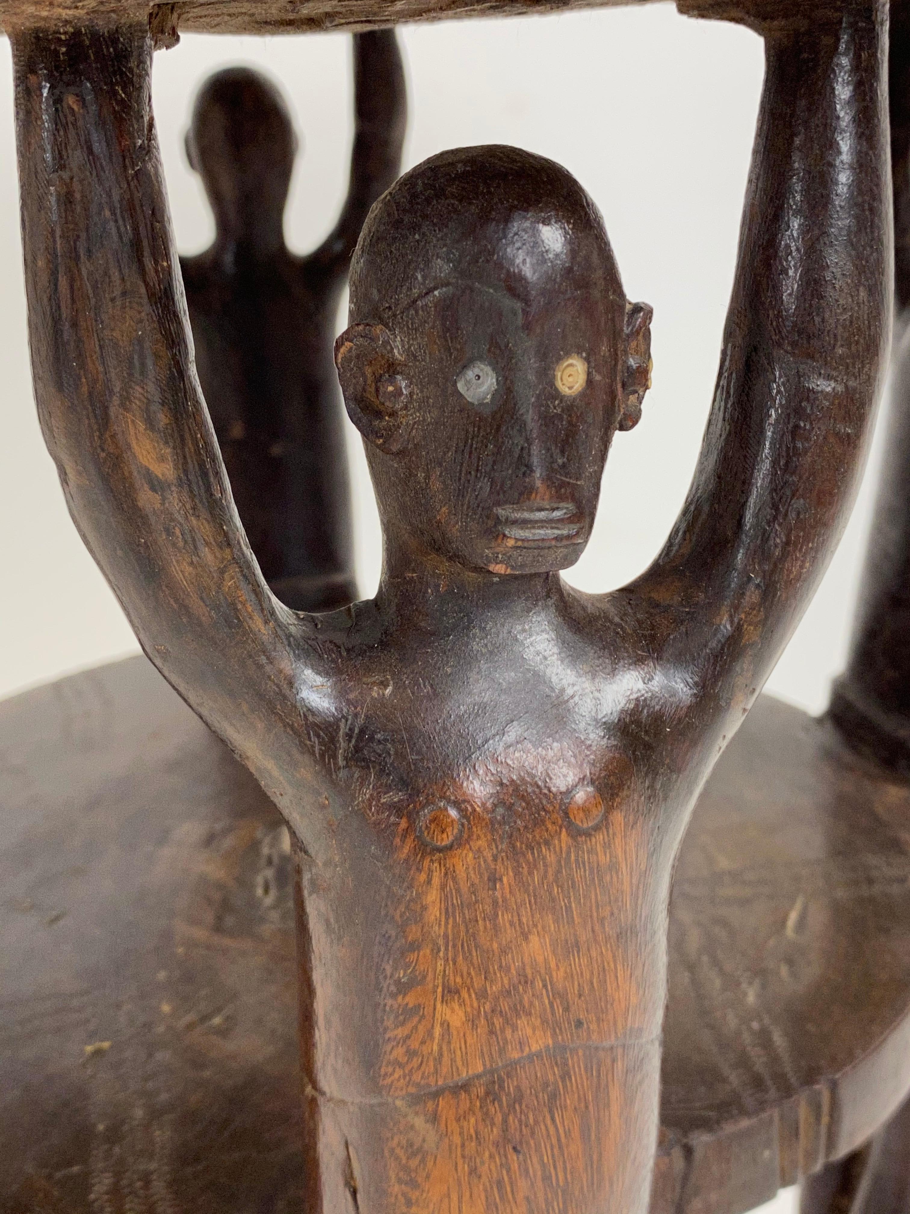 Antiker afrikanischer Hocker, Kongo im Zustand „Gut“ im Angebot in Schellebelle, BE