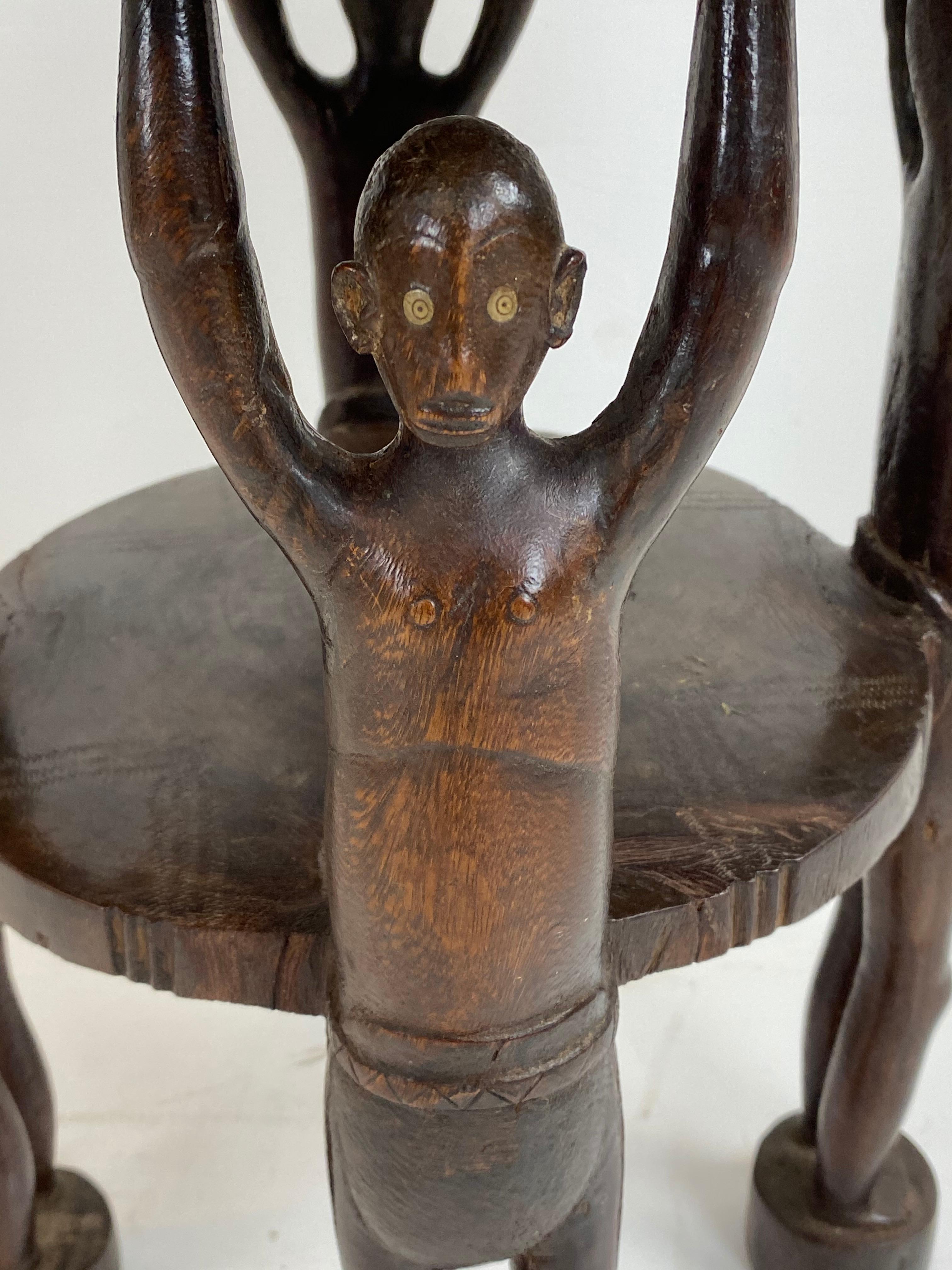 Antiker afrikanischer Hocker, Kongo (Mitte des 20. Jahrhunderts) im Angebot