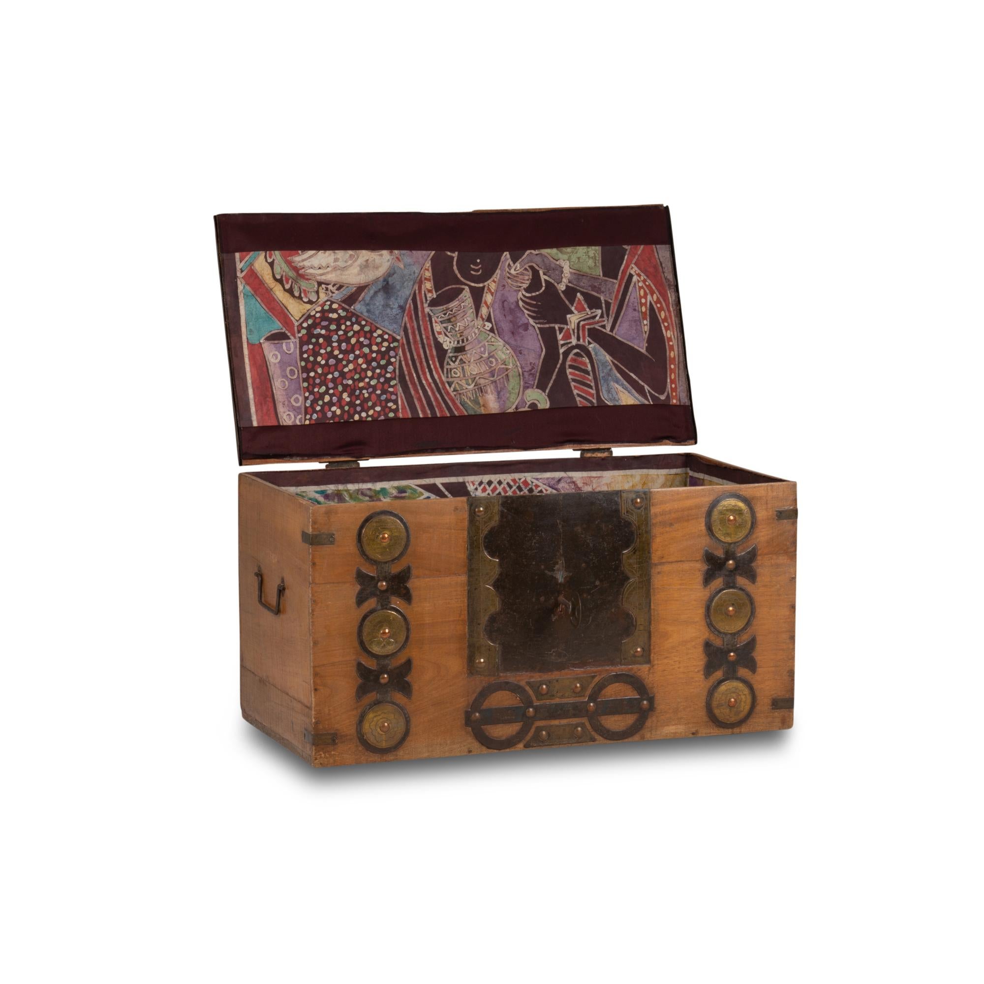 African style wooden chest, rectangular in shape, decorated with metal plates and monks. Folk art.

Work realized in the 20th century.